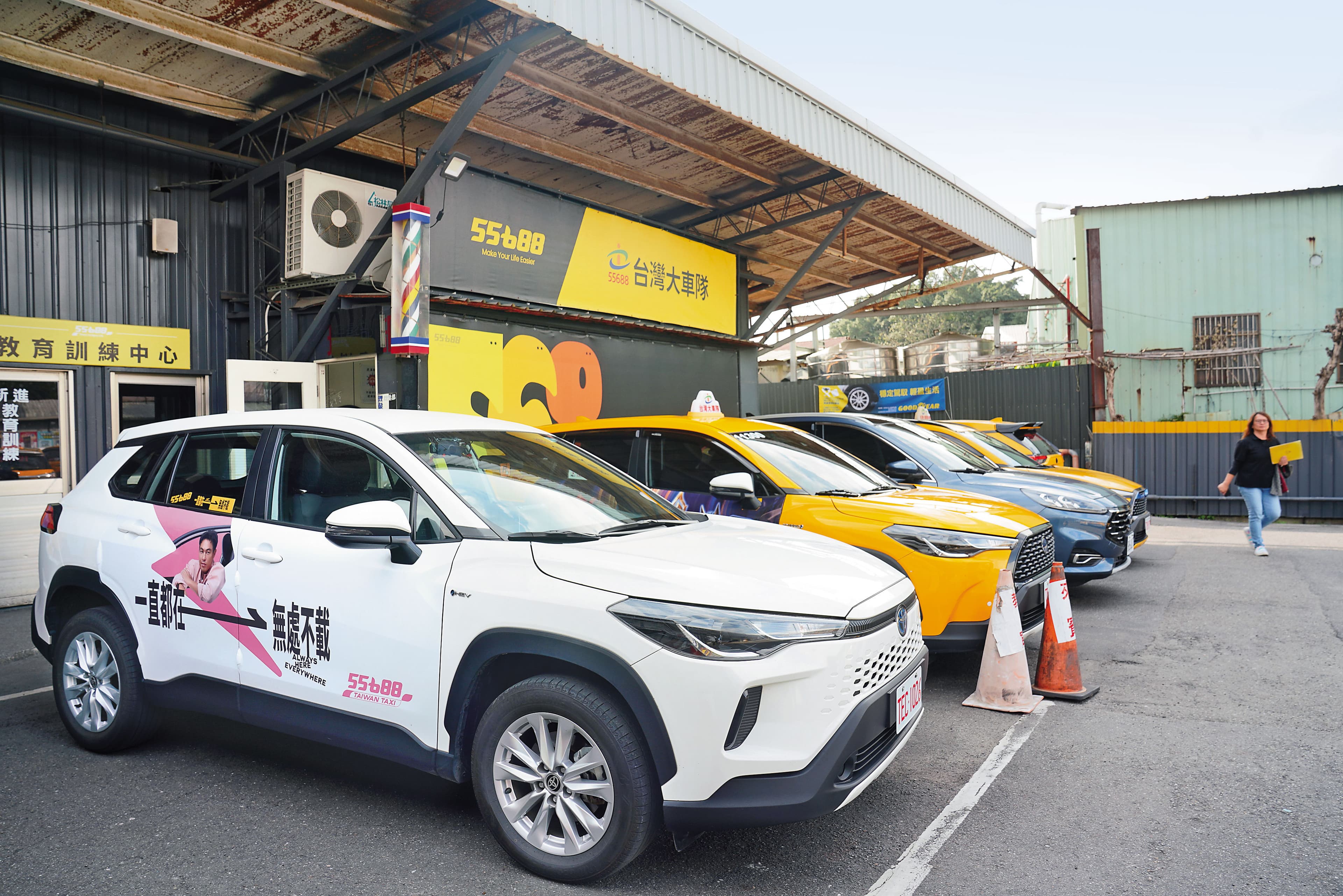 台灣大車隊司機數量目前穩居全台第一，小黃和多元計程車雙軌經營。