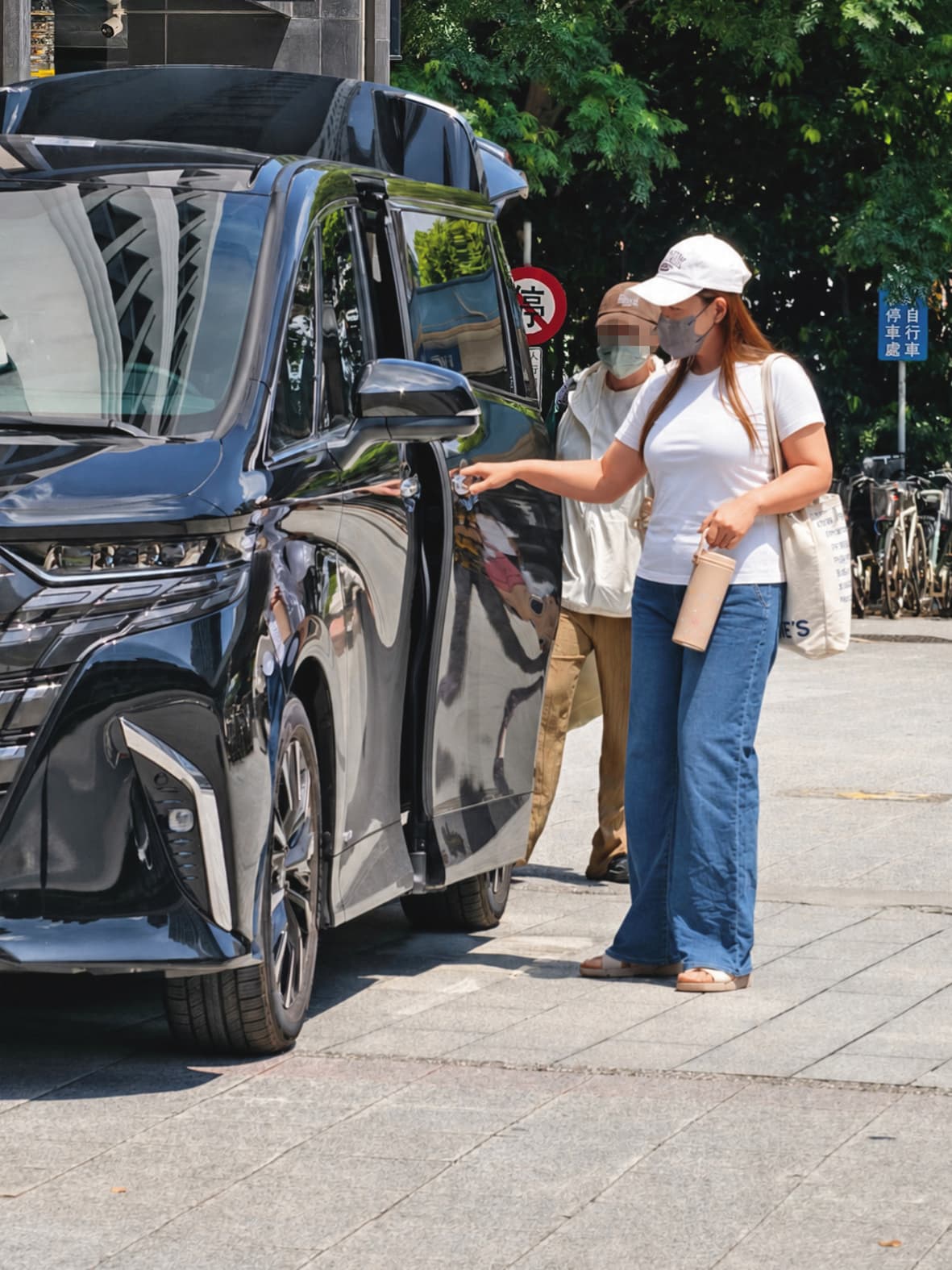 確認雙胞胎寶寶安全無虞後，謝京穎才準備上車，全程不見老公張書偉蹤影。