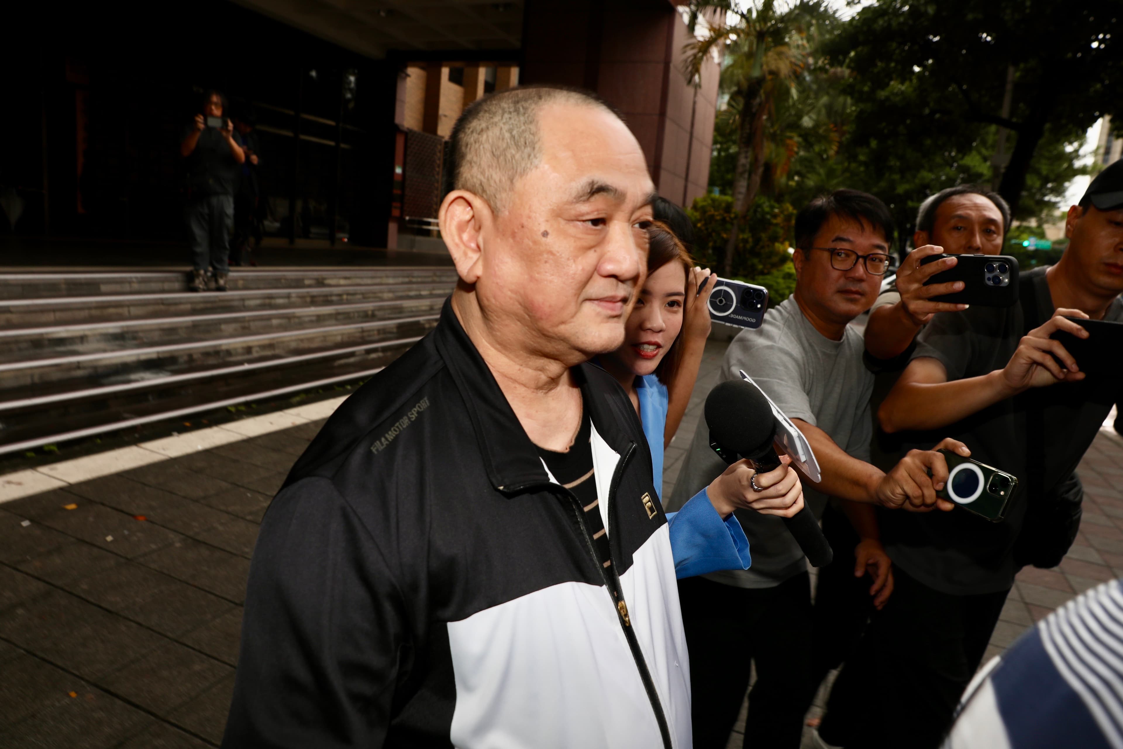 「博弈教父」陳盈助也現身北檢應訊。