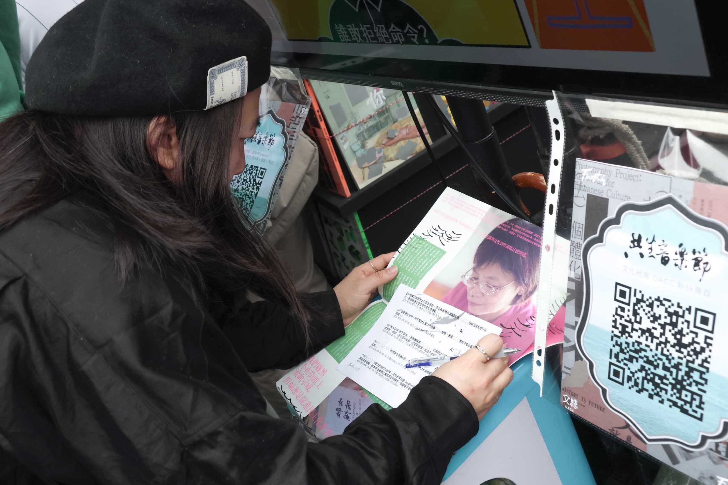 今年共生音樂節「民主學習單」互動盛況。（文總提供）