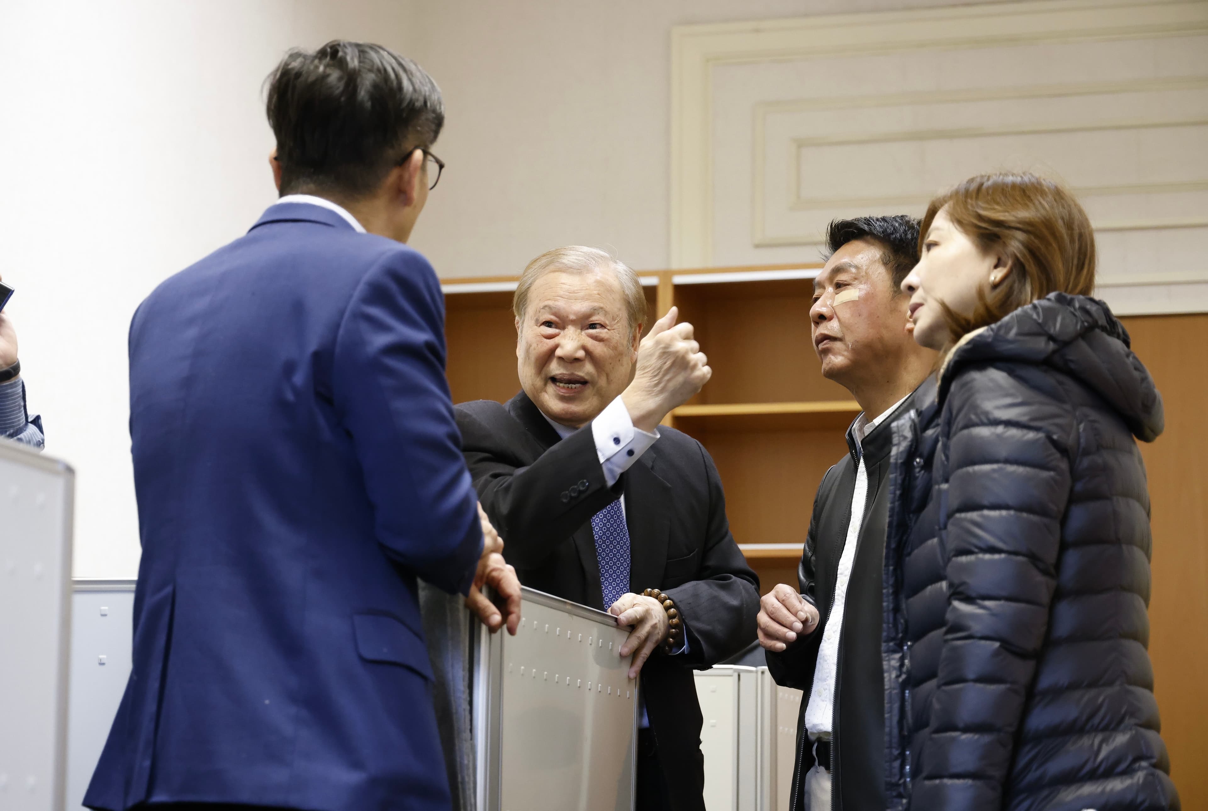 民進黨立委要找立法院長韓國瑜抗議，卻發現找不到他人，立院祕書長周萬來出面說明。