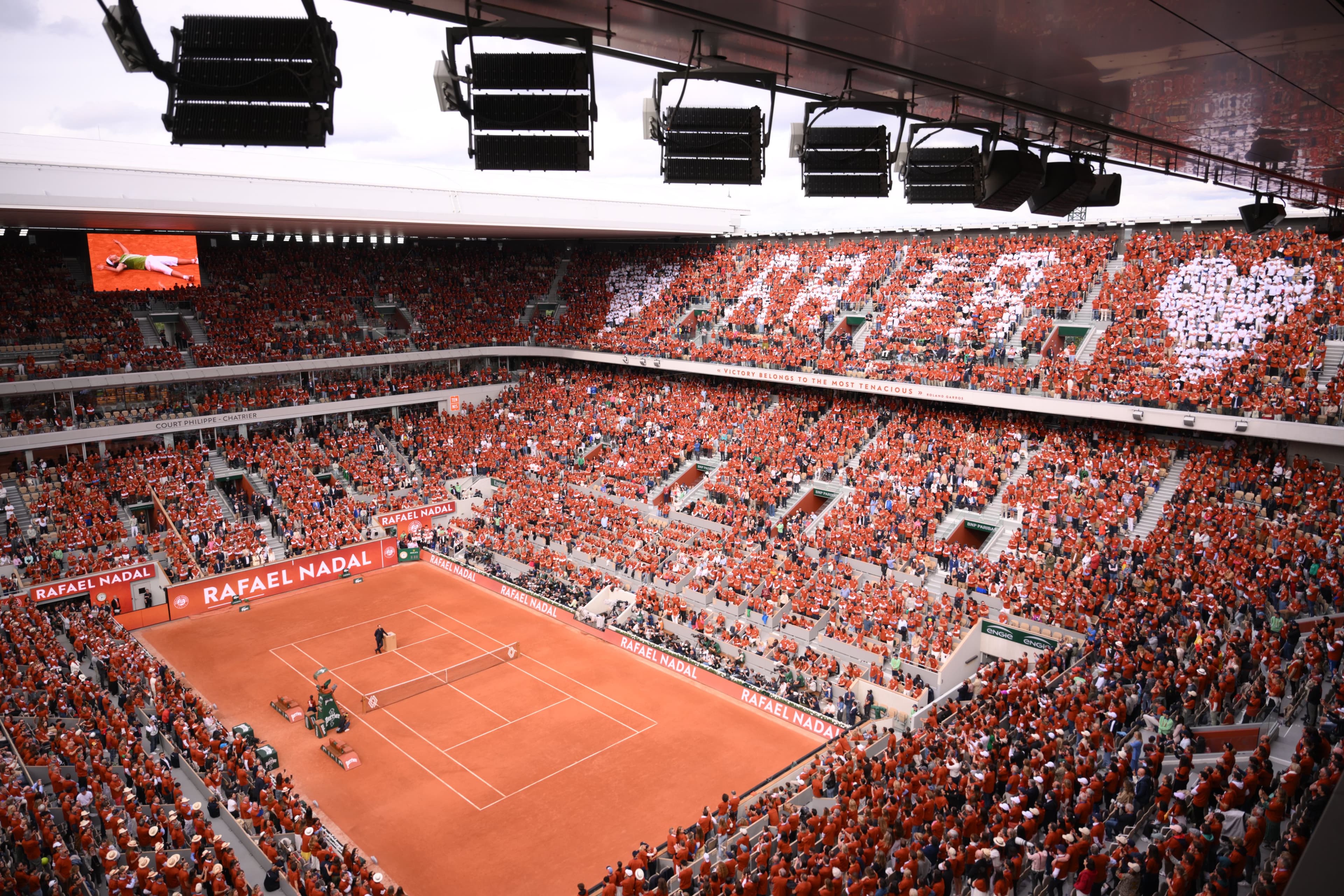 全場15000名觀眾身穿紅土色球衣，向納達爾致敬。（翻攝X@rolandgarros）