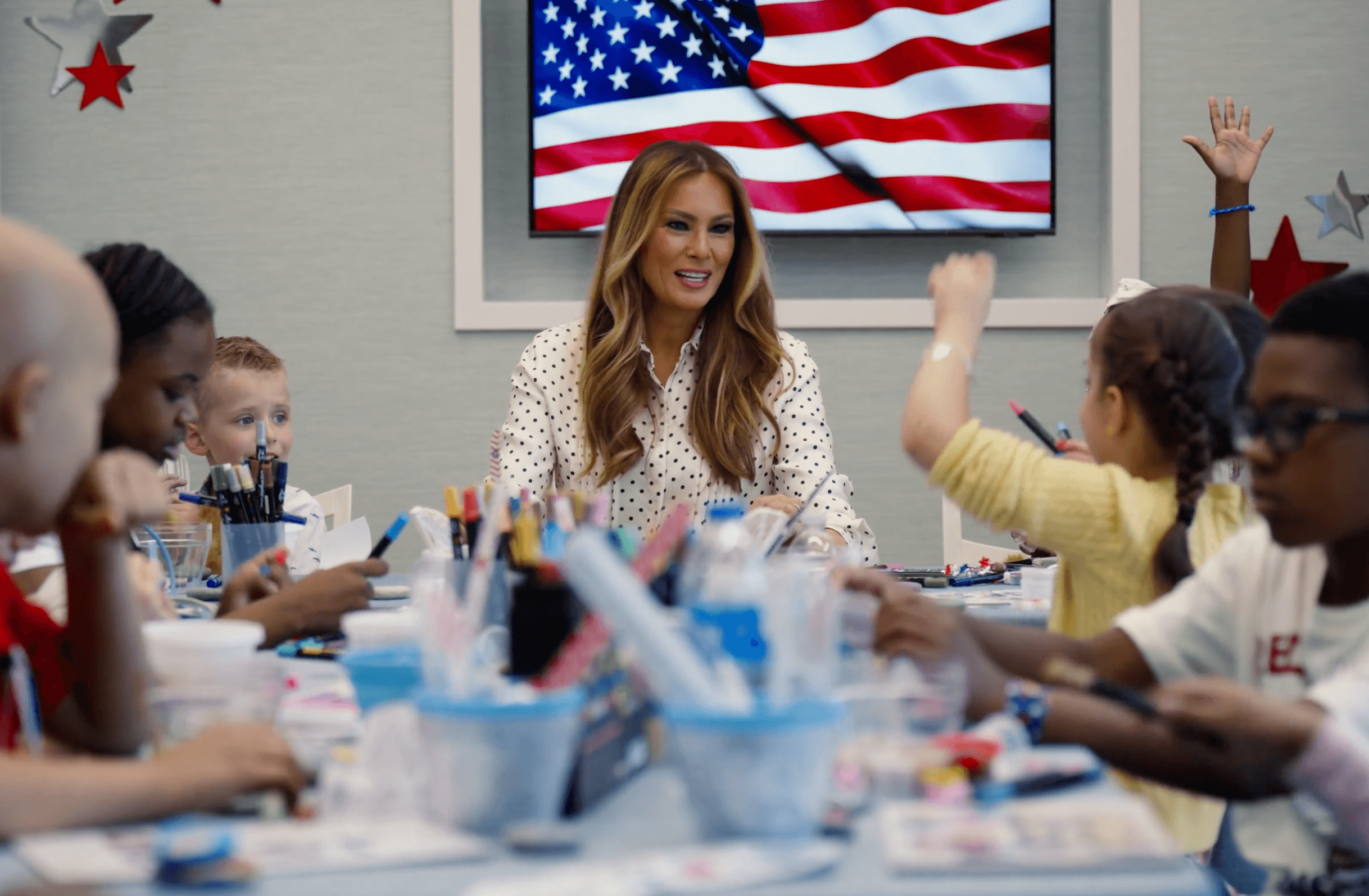 梅蘭妮亞3日到國家兒童醫院，陪病童做手作。（翻攝X@FLOTUS 影片）