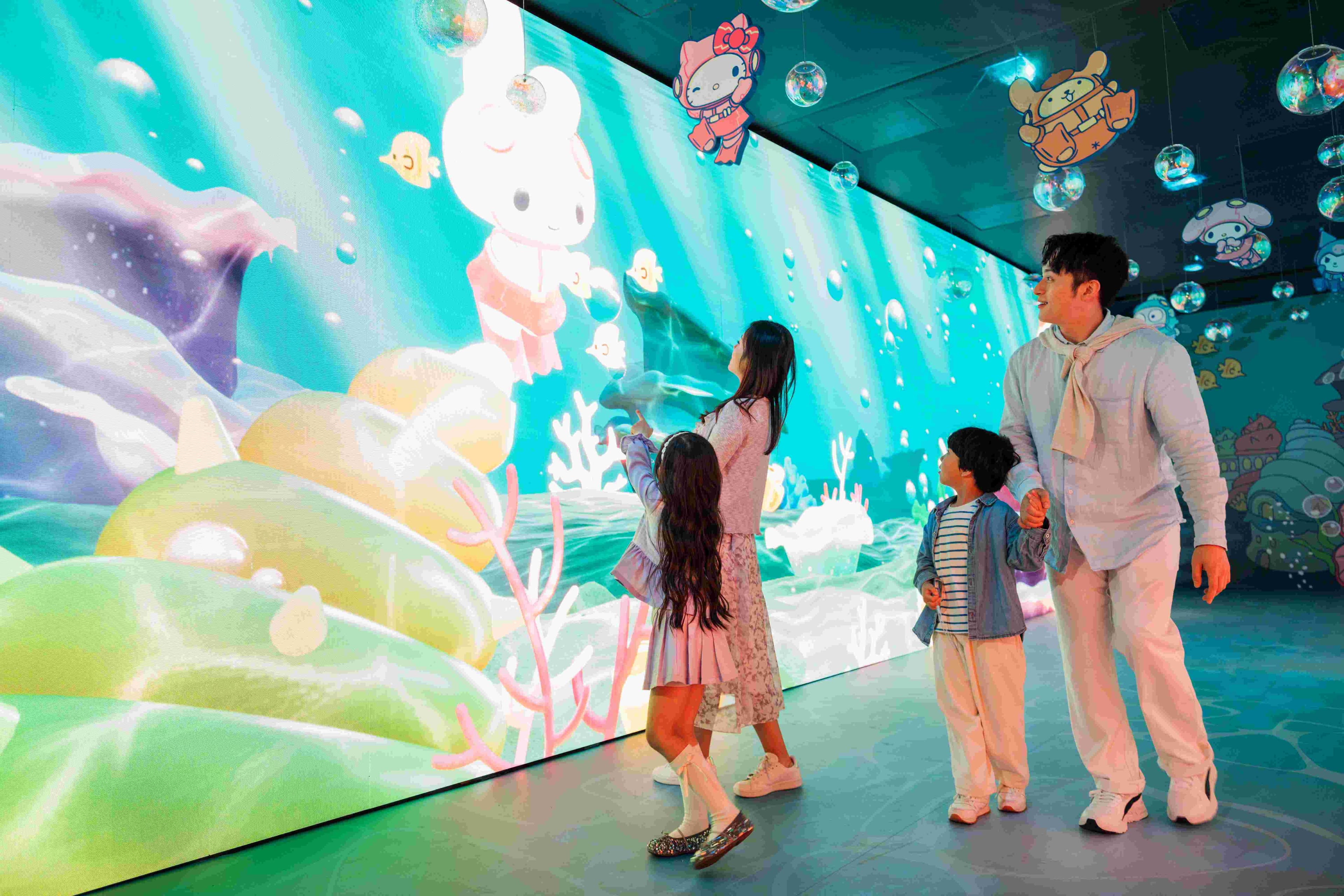 「深海夢幻探險Undersea Dream Adventure是香港海洋公園目前與 Sanrio 聯手推出的「蔚藍海洋之旅」重點項目,適合全家大小一起參與。(香港海洋公園提供)