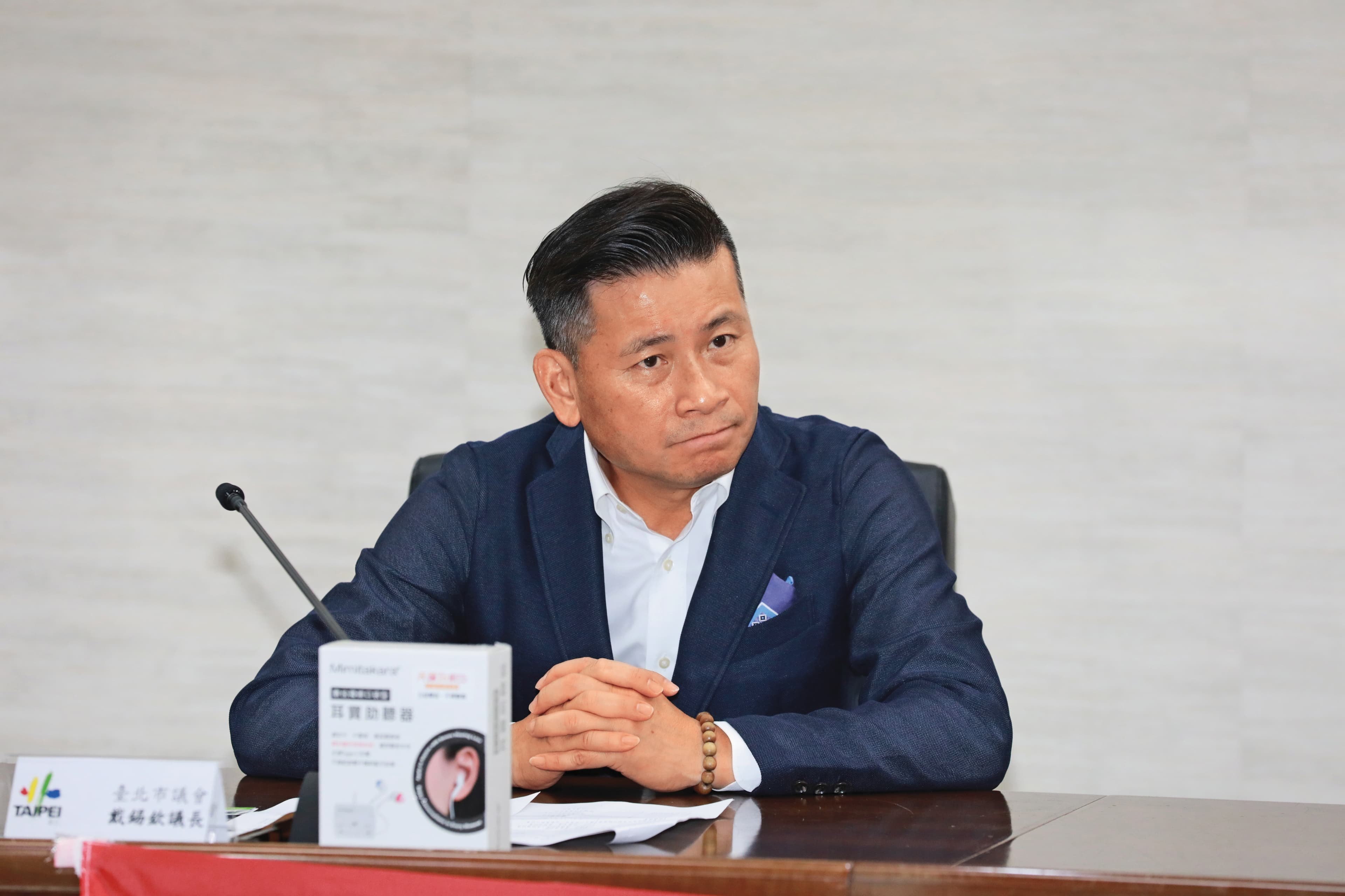 小芬的鄰居向議長戴錫欽（圖）陳情，戴請辦公室主任出面協調。