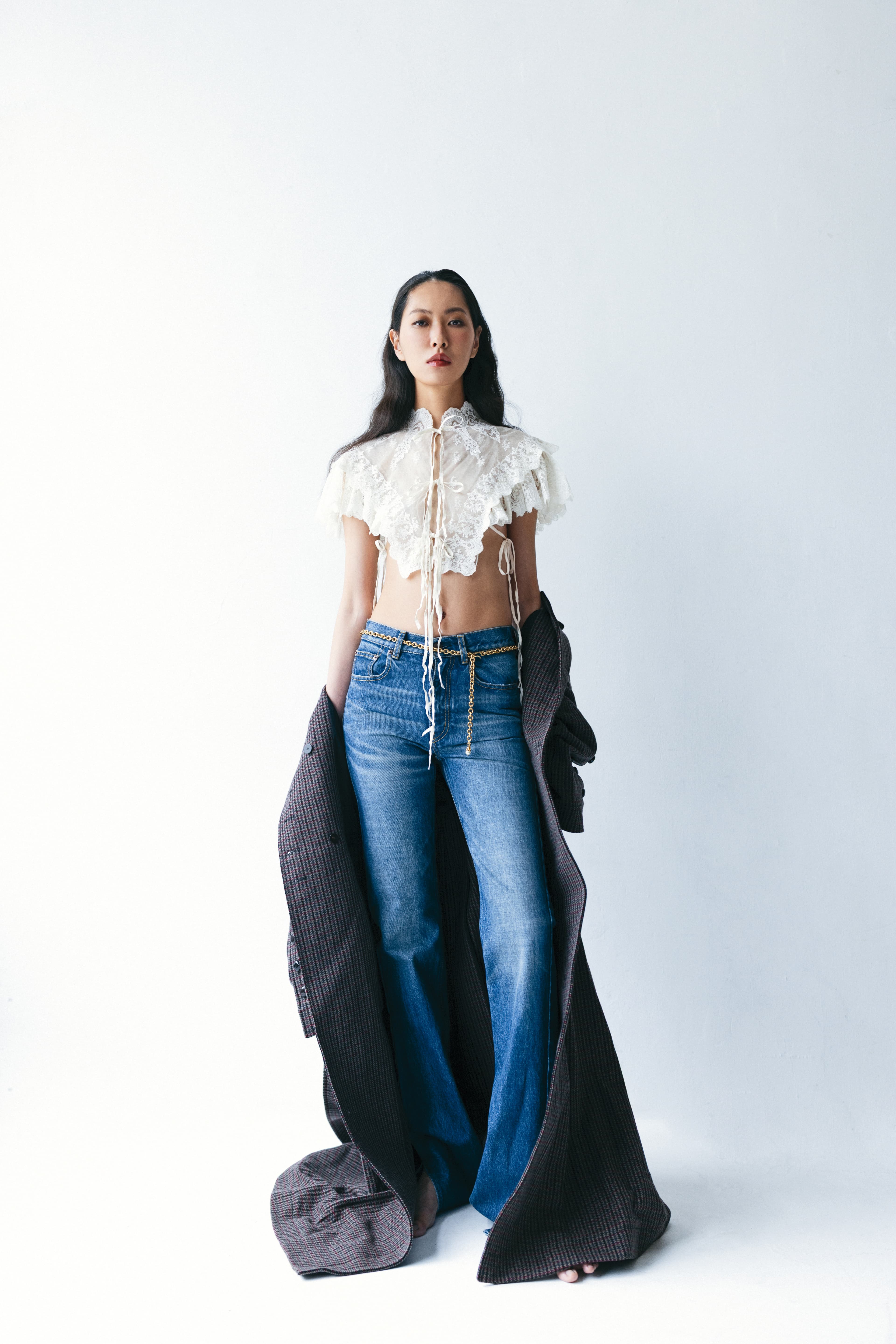 白色蕾絲斗篷上衣 NT$92,700 by Chloé、棕色羊毛長版大衣 NT$202,000 by Chloé、藍色丹寧褲 價格店洽 by Chloé、Château Treasures吊飾鍊條腰帶 	NT$31,700 by Chloé 