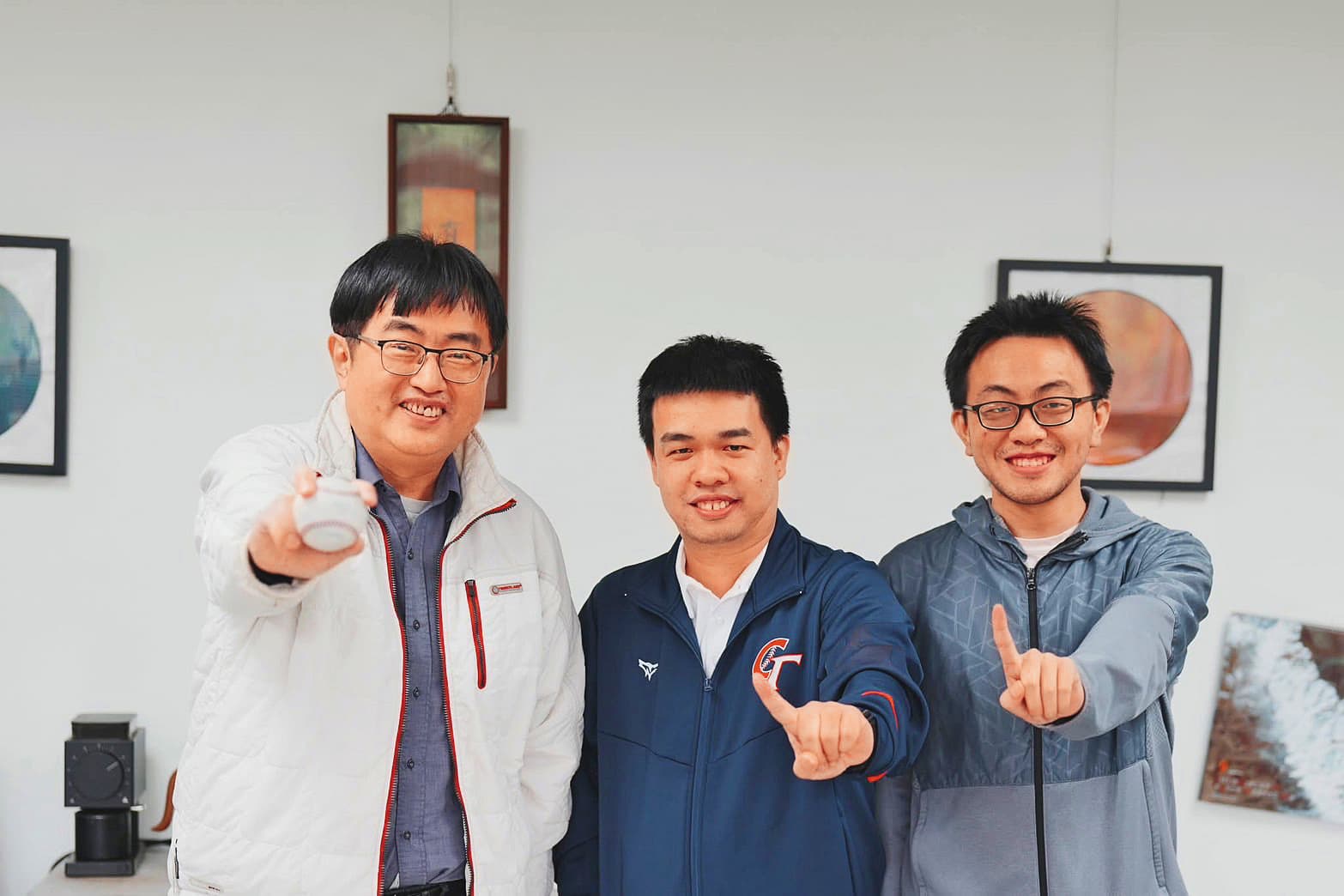台灣12強冠軍情蒐團隊成員、灼見數據技術開發陳以洵（中），是蔡炎龍（左）Python課的學生，奪冠後受邀回政大分享。（蔡炎龍提供）