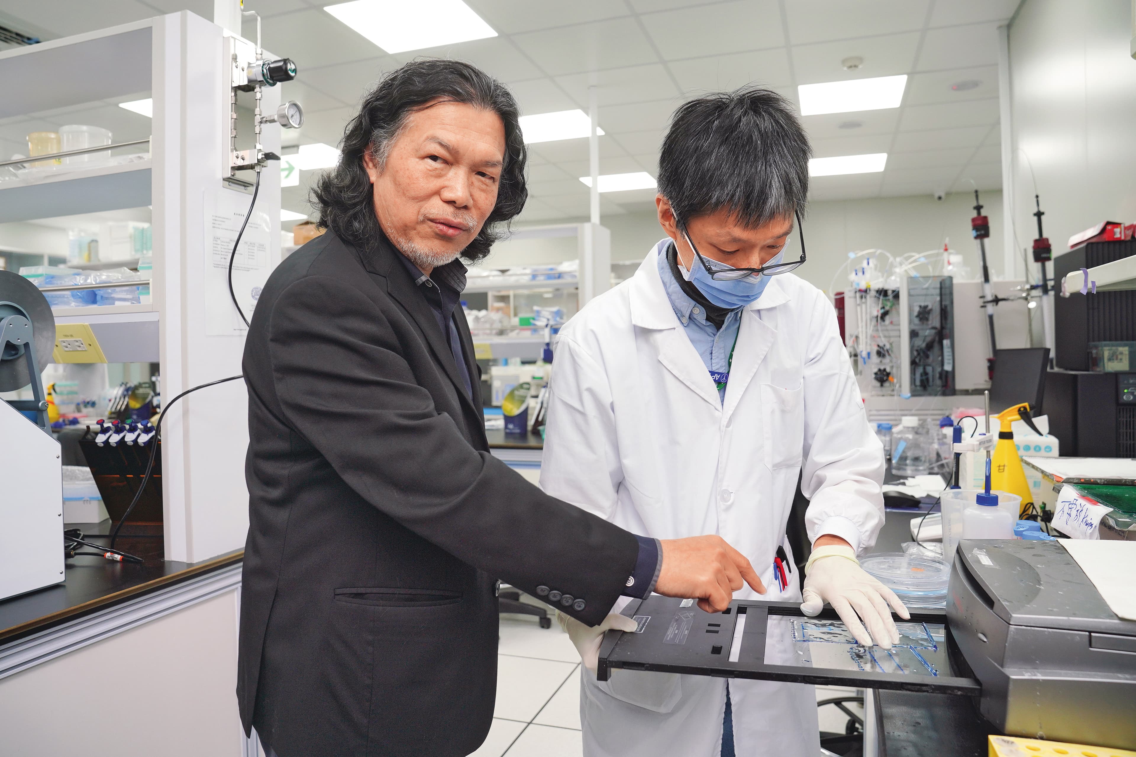何正宏（左）說，未來公司3年營運目標為，從上櫃掛牌到三期臨床收尾，第三方授權也已準備好。