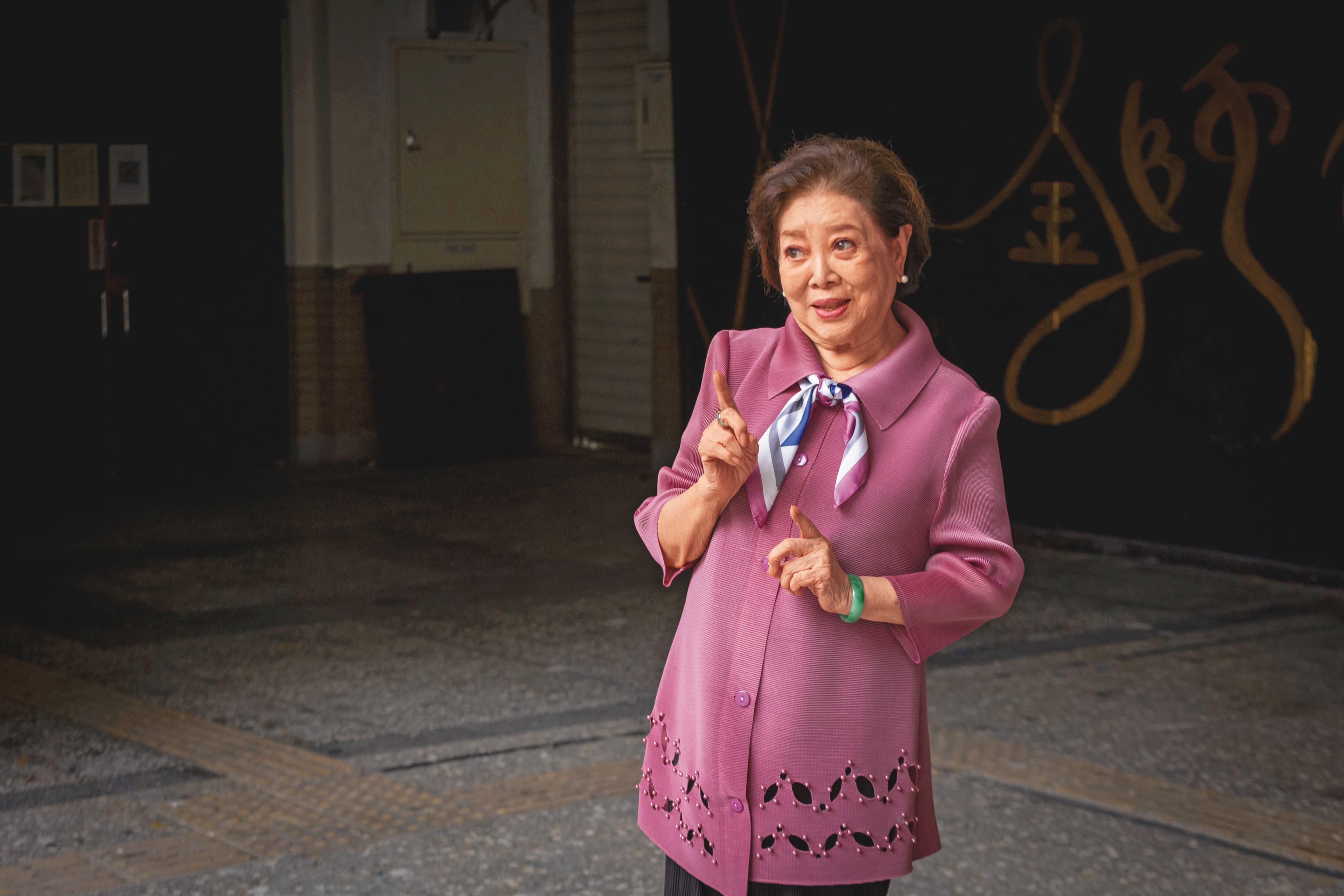 陳淑芳平時被民眾認出要求合照時，願意配合擺出各種姿勢與表情，堪稱「表情包」。