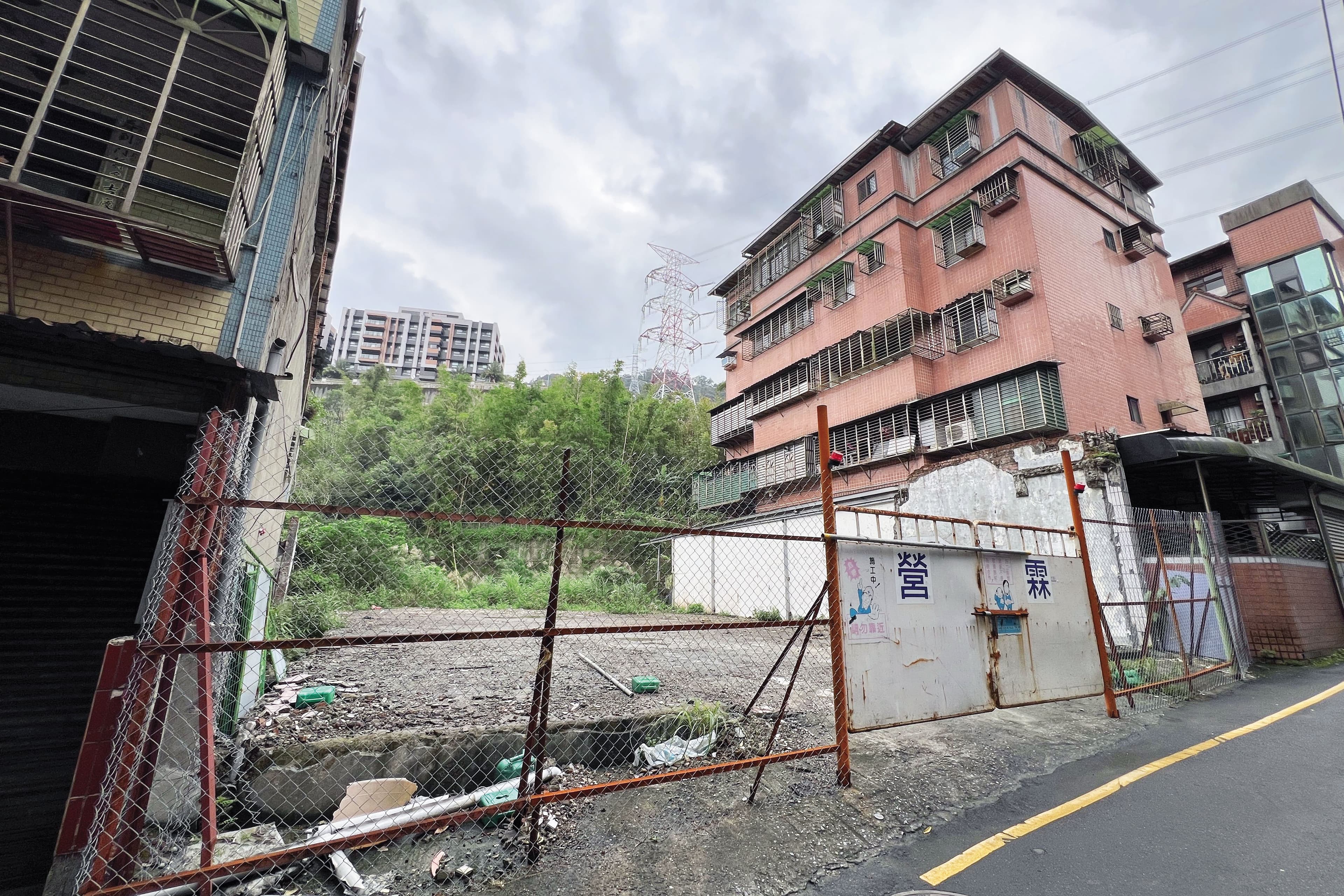 黃國昌汐止老家曾涉及違建占用國有地、位於保護區的土地也違法使用為收費停車場。（鏡報李智為）