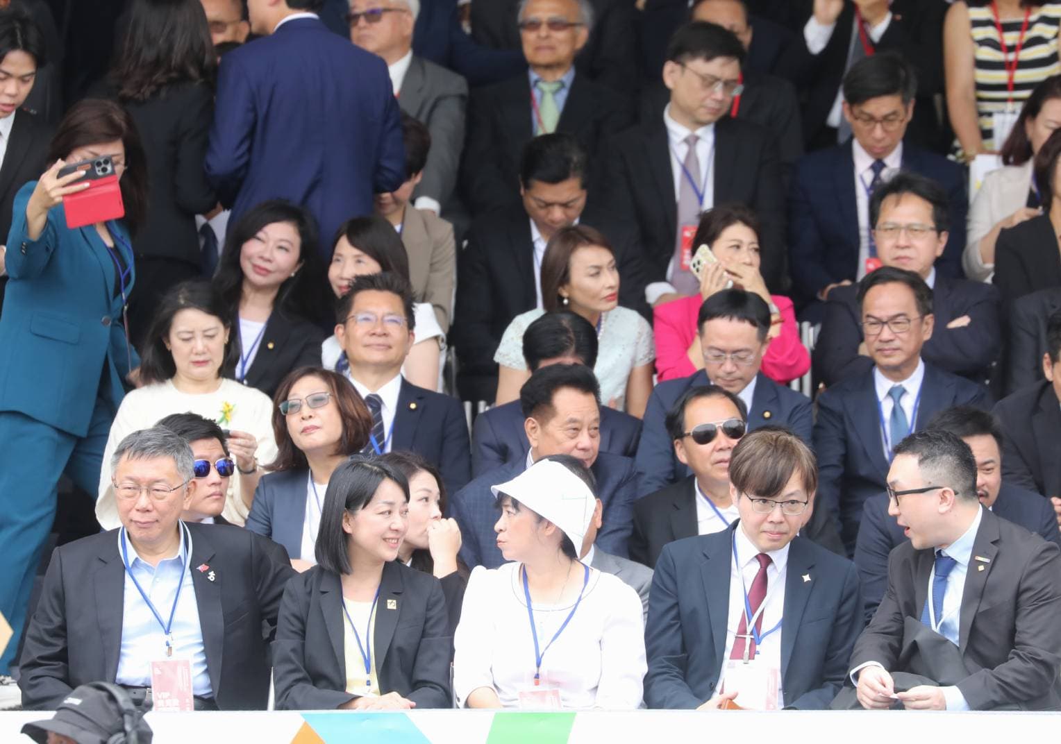 柯文哲（下排左1）今與時代力量主席王婉諭（下排左2）坐在一起。
