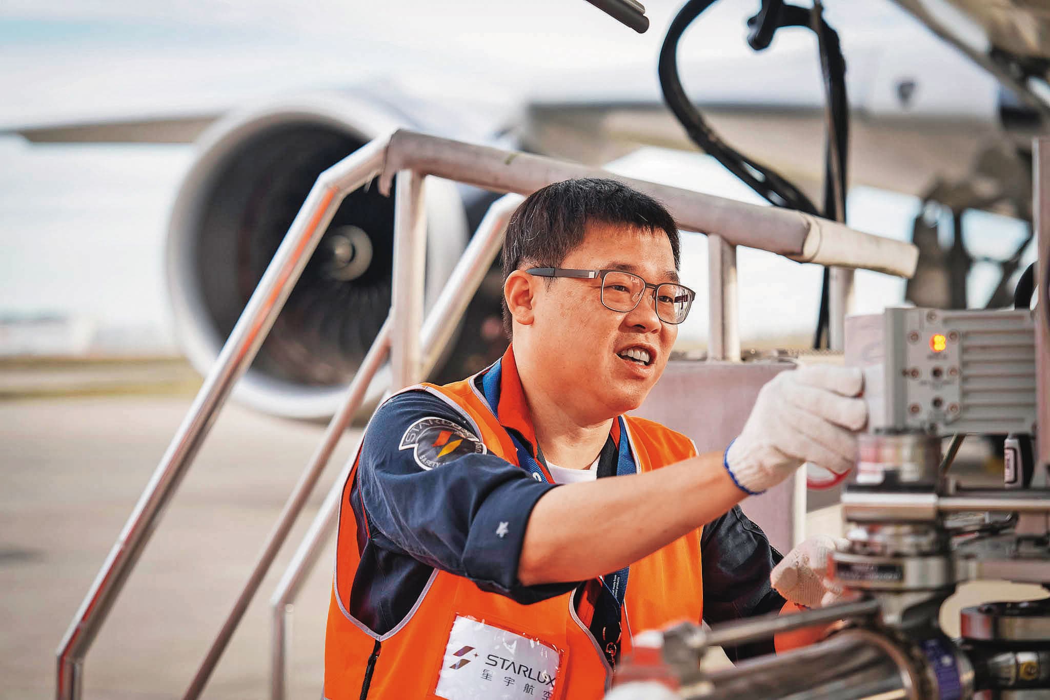 身為會開飛機、修飛機的航空公司董事長，加上大砲性格，張國煒成功吸引一票K粉追隨。（STARLUX Airlines）