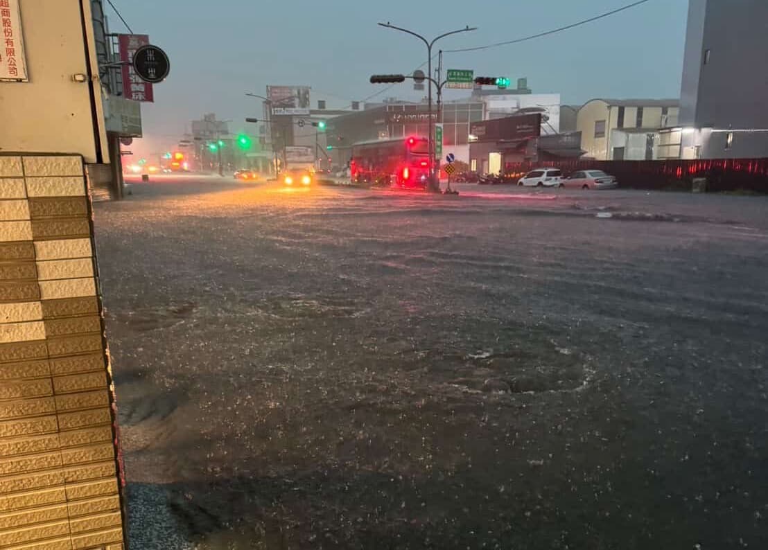 近日風災、水災不斷，中南部地區災情嚴重。（翻攝自台南式臉書粉專）