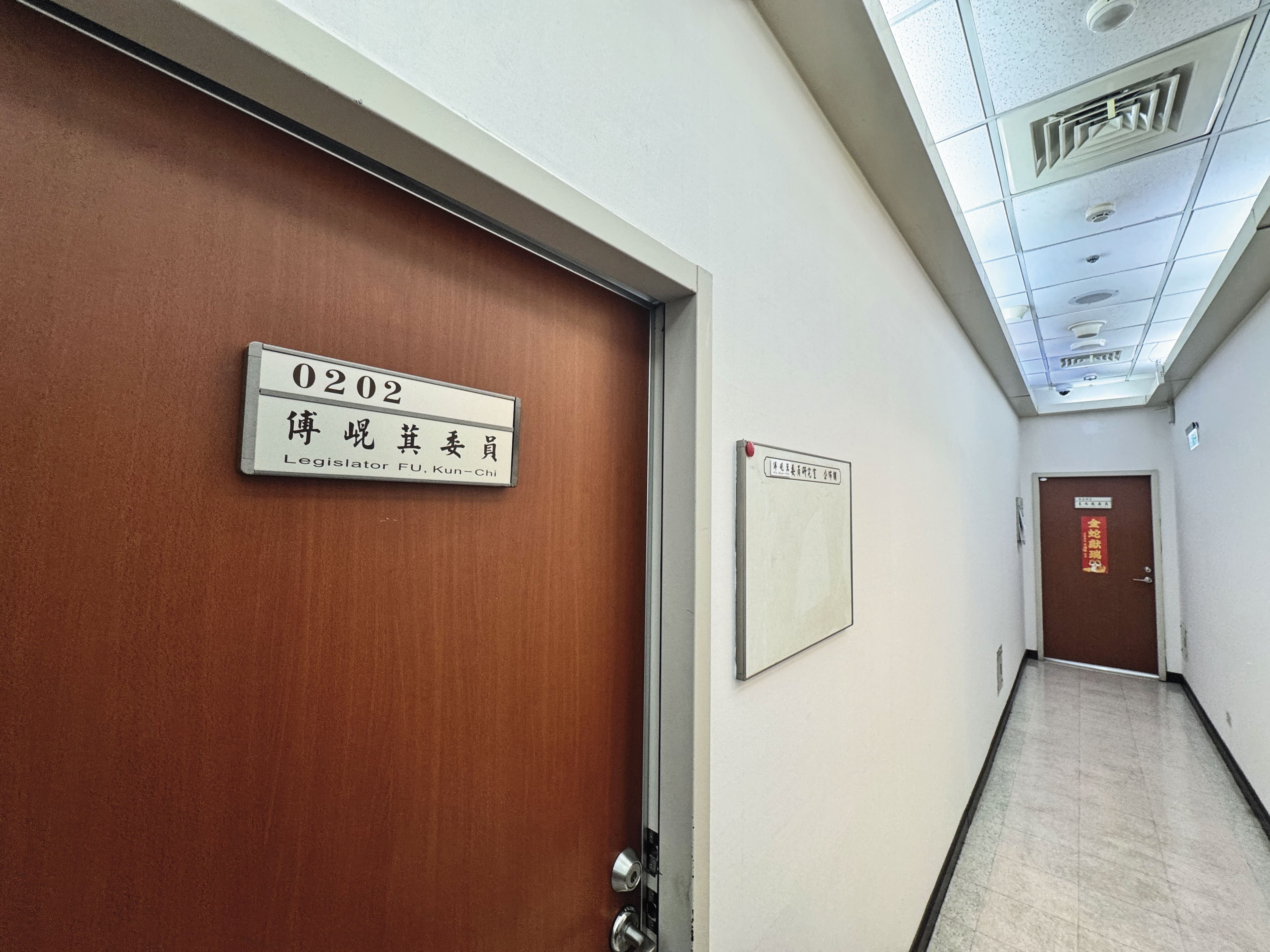 北檢搜索傅崐萁員工宿舍，傅的國會辦公室態度強硬，批評北檢沒有管轄權。