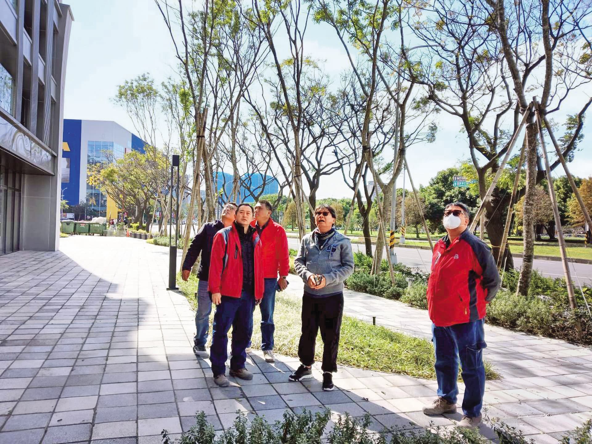 姚連地（中）認為營建業沒捷徑，每個環節都得靠實戰經驗累積，長期以來相當重視工地與產品品質。（亞昕提供）