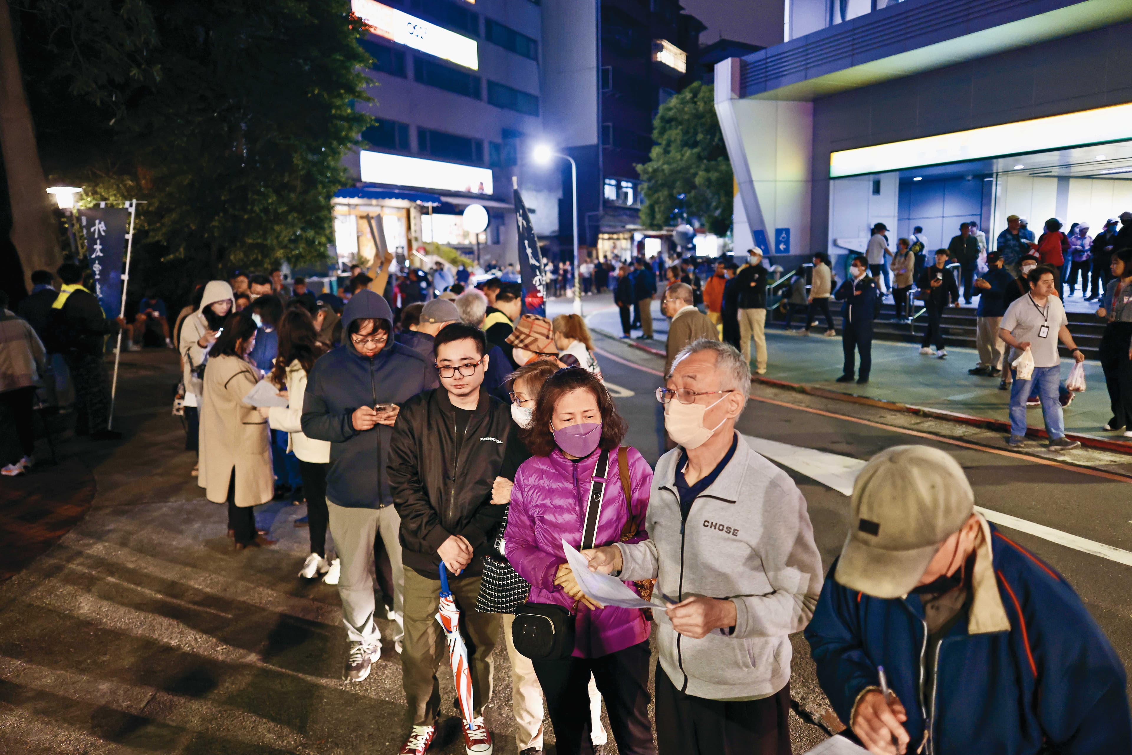 二階連署開跑第一週，北市民眾連署罷免王鴻薇的狀況相當踴躍。