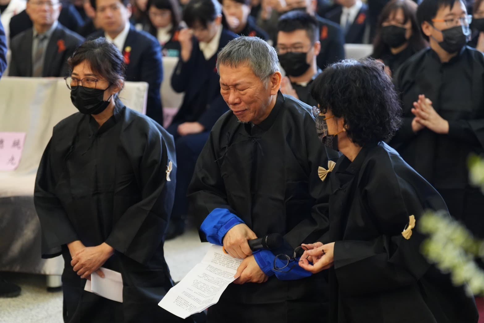 柯文哲在羈押期間被允許未戴戒具奔喪。（民眾黨提供）