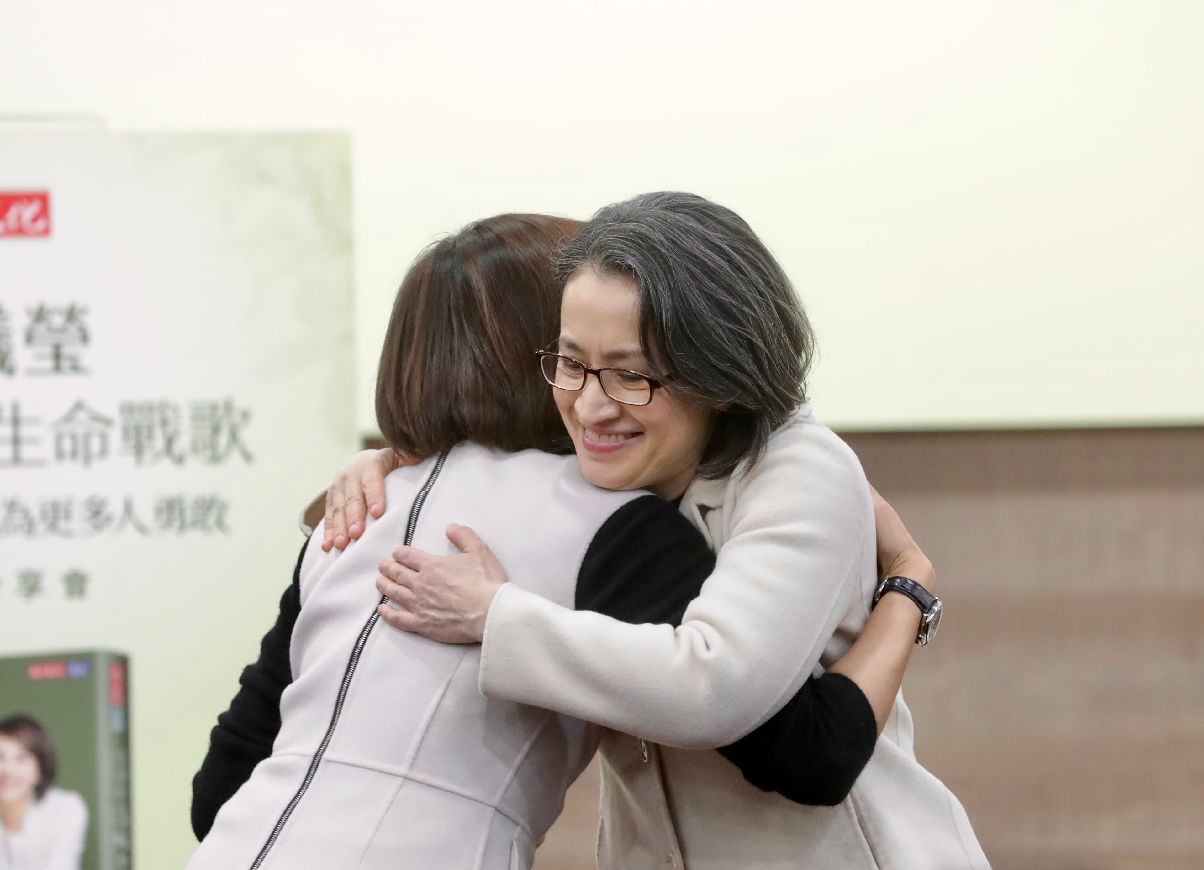 邱議瑩今舉行《生命的溫暖戰歌》增訂版新書發表會，邱的好姐妹、副總統蕭美琴親自出席力挺。