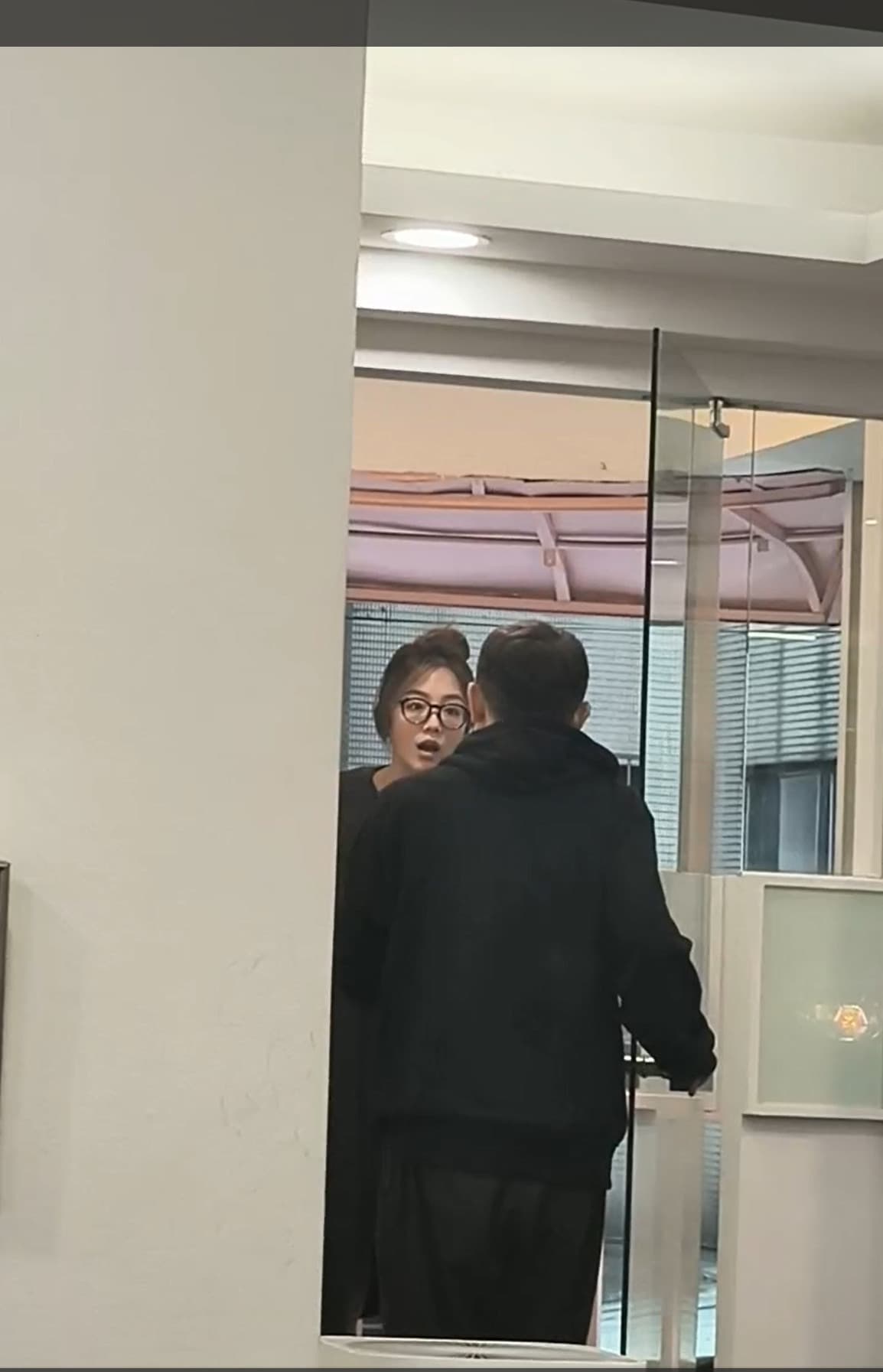 店家公開當日監視器畫面，顯見林千又神情不悅。（翻攝Moon Hair Studio 臉書）