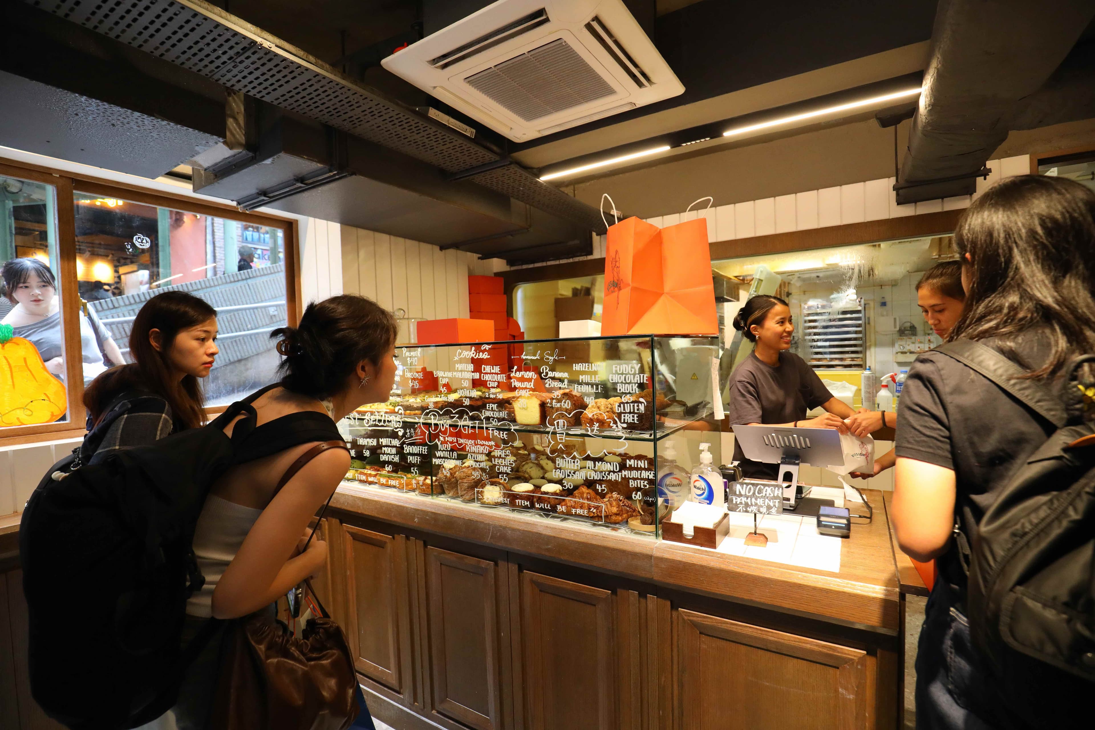 店內沒有提供菜單，品項與價格都寫在玻璃櫃上，店內空間不大、幾乎只能容納兩組客人，可以先拍張照再到外面慢慢挑選。