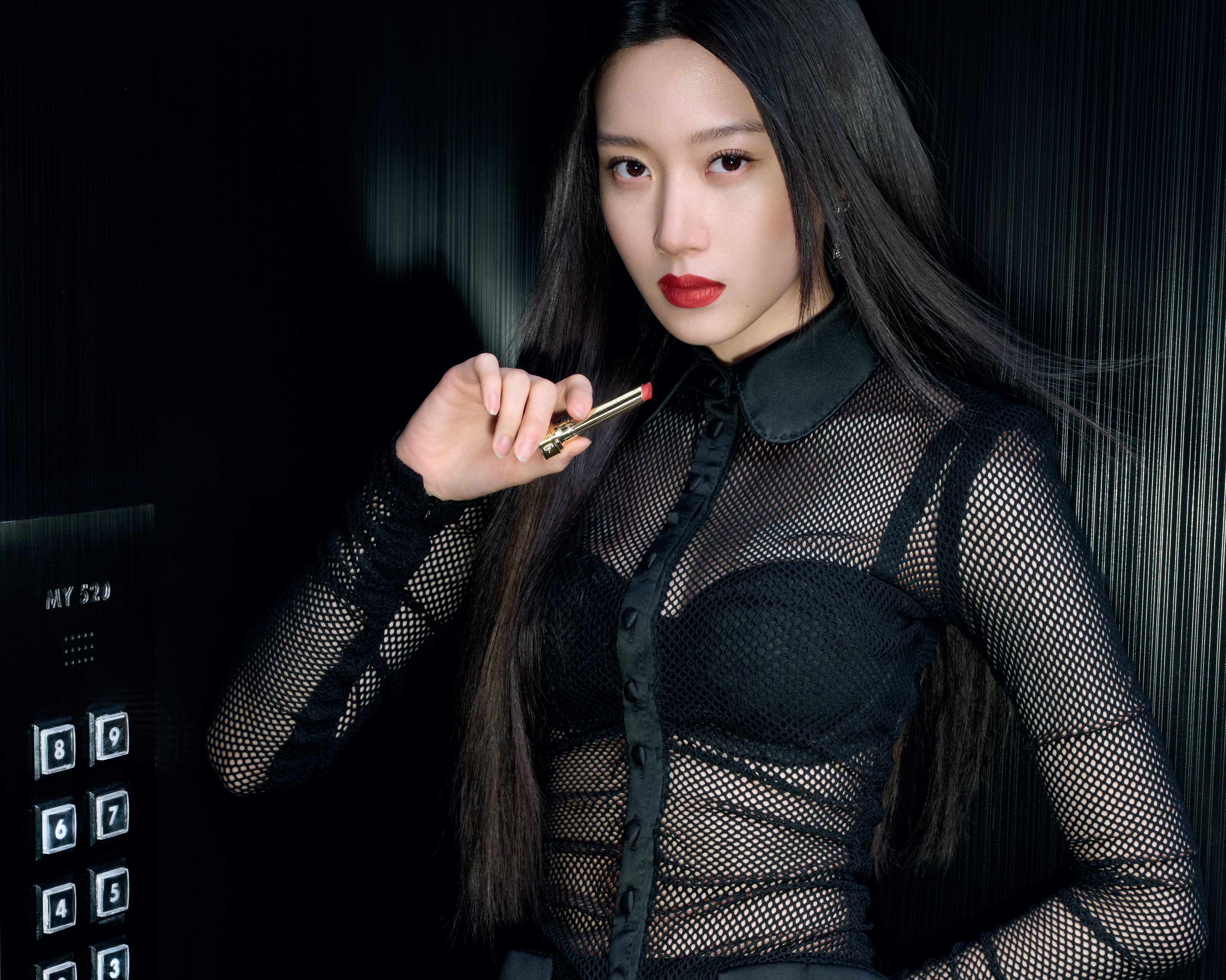 只有文佳煐才能勝任電梯辣女郎的任務。（LUXASIA盧亞提供）
