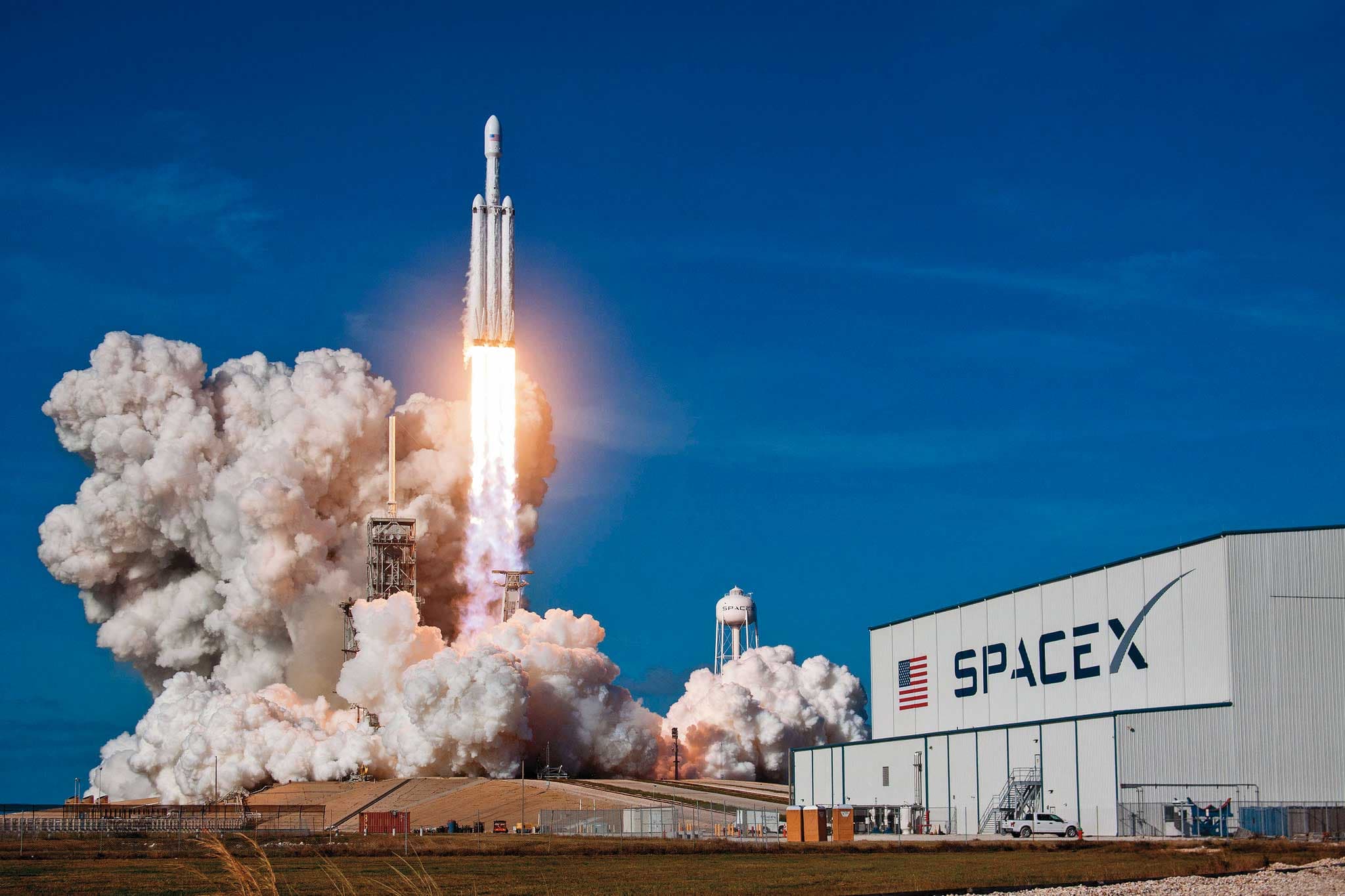 低軌衛星龍頭SpaceX即將掛牌上市，創辦人馬斯克揚言再送100萬顆衛星上空。（翻攝SpaceX Flickr）