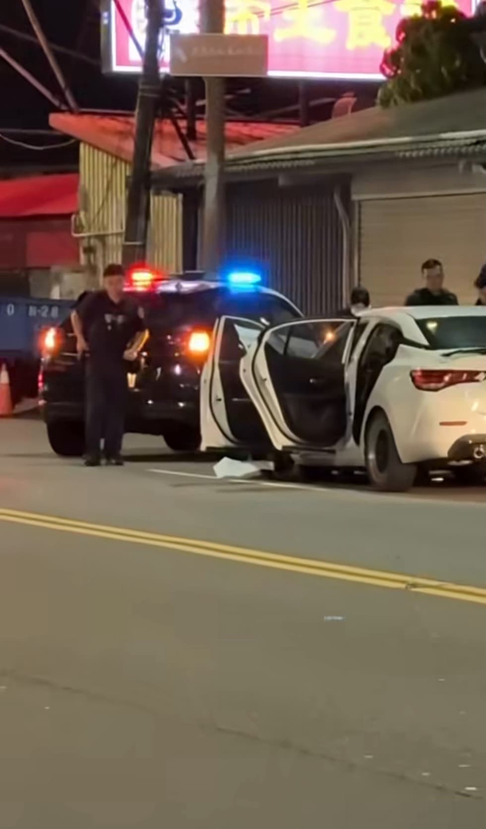 民眾拍下車禍過程po上網，引起討論。（翻攝畫面）