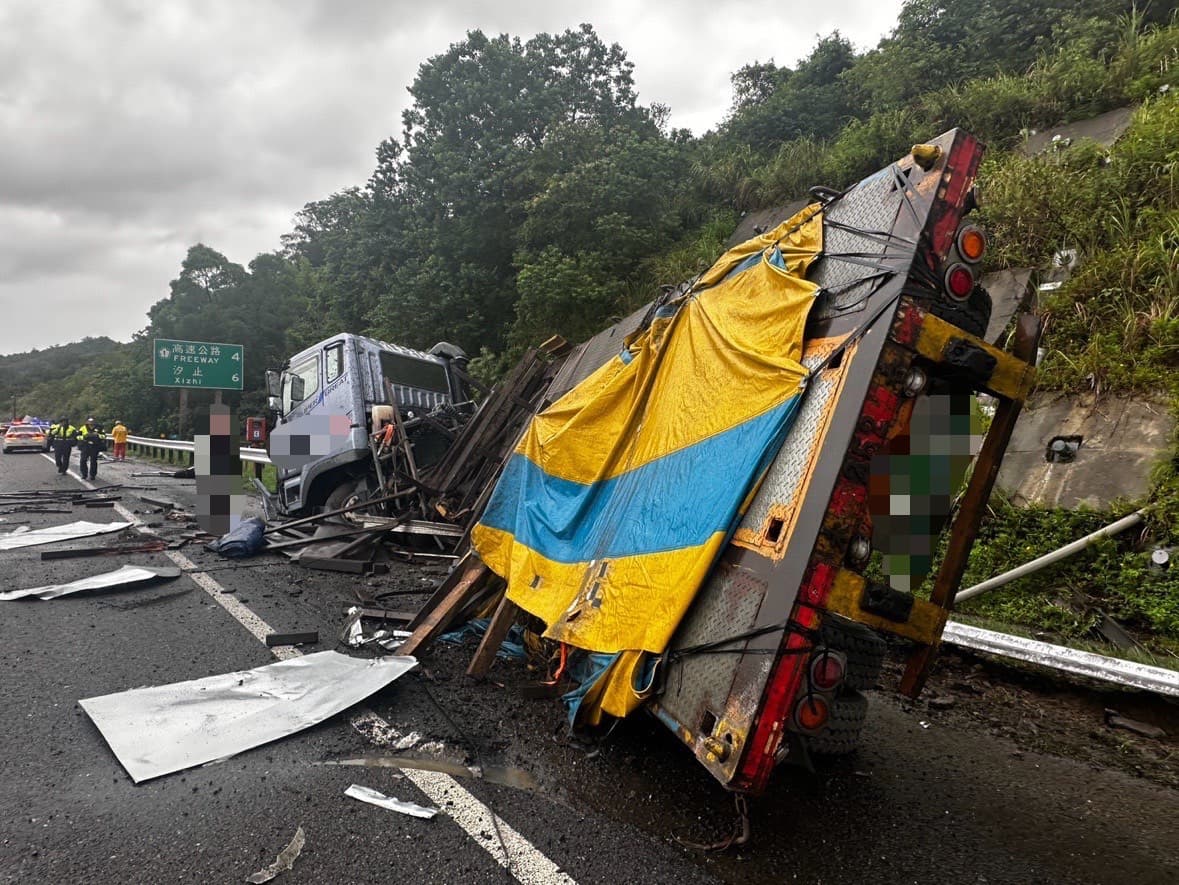 巨大鋼捲散落國道路面，警方緊急封閉車道，造成該路段嚴重回堵。翻攝畫面