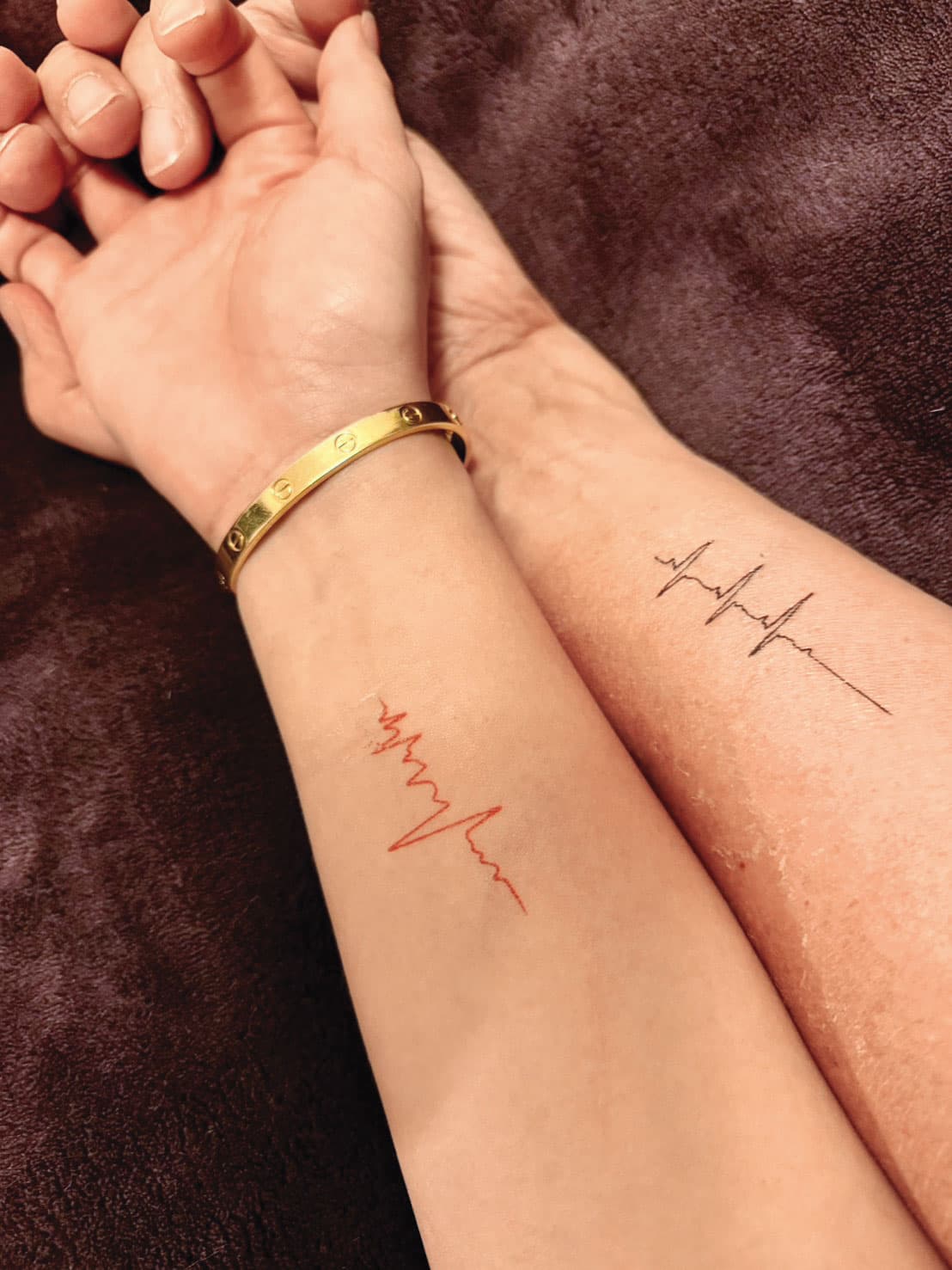 張振平與Ａ小姐一起在手臂上貼情侶刺青貼紙，高調示愛。（讀者提供）