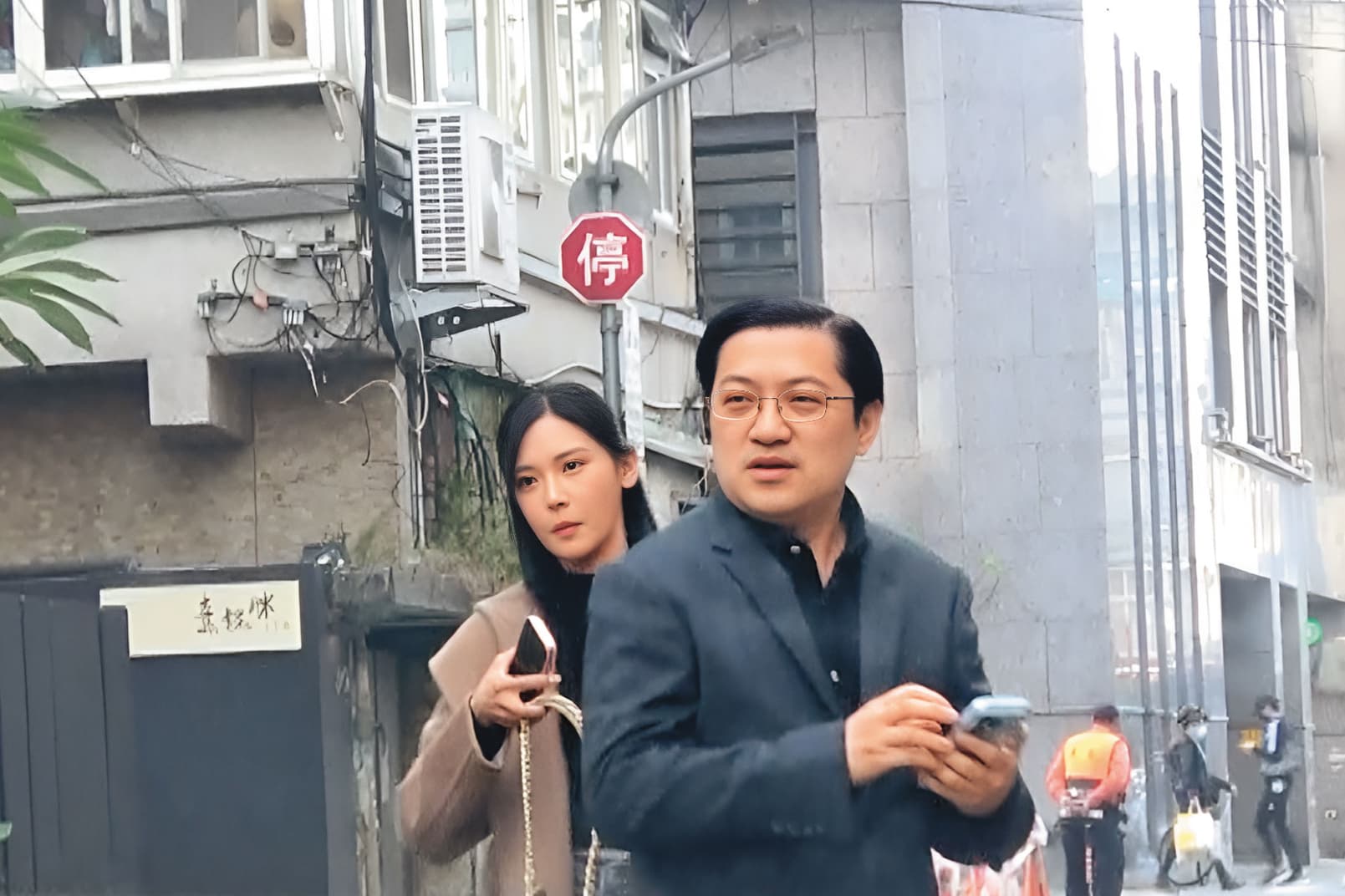 1/29 14：35　今年1月底，本刊直擊梁為超（右）、許玲玲（左）一起到北市高檔日式料理店與友人餐敘。