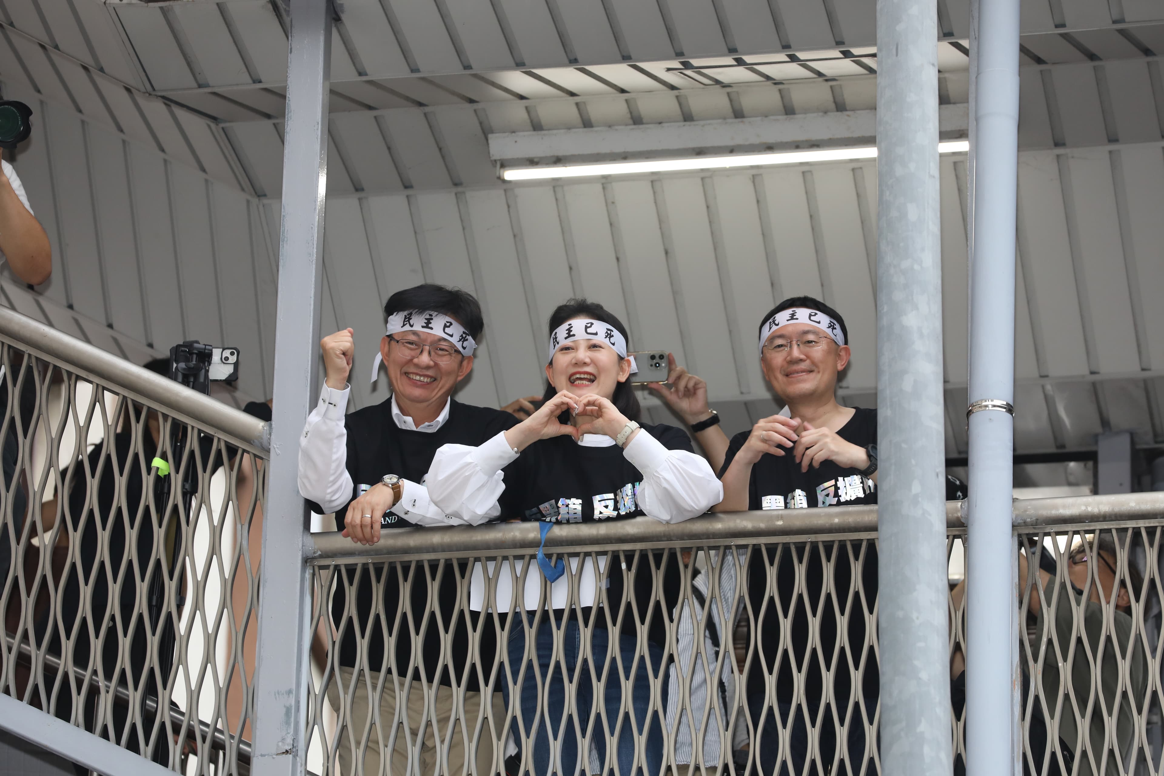 民進黨在天橋上感謝場外10萬人並肩集結聲援，吳思瑤（中）也手比愛心，謝謝民眾深夜陪他們站到最後。