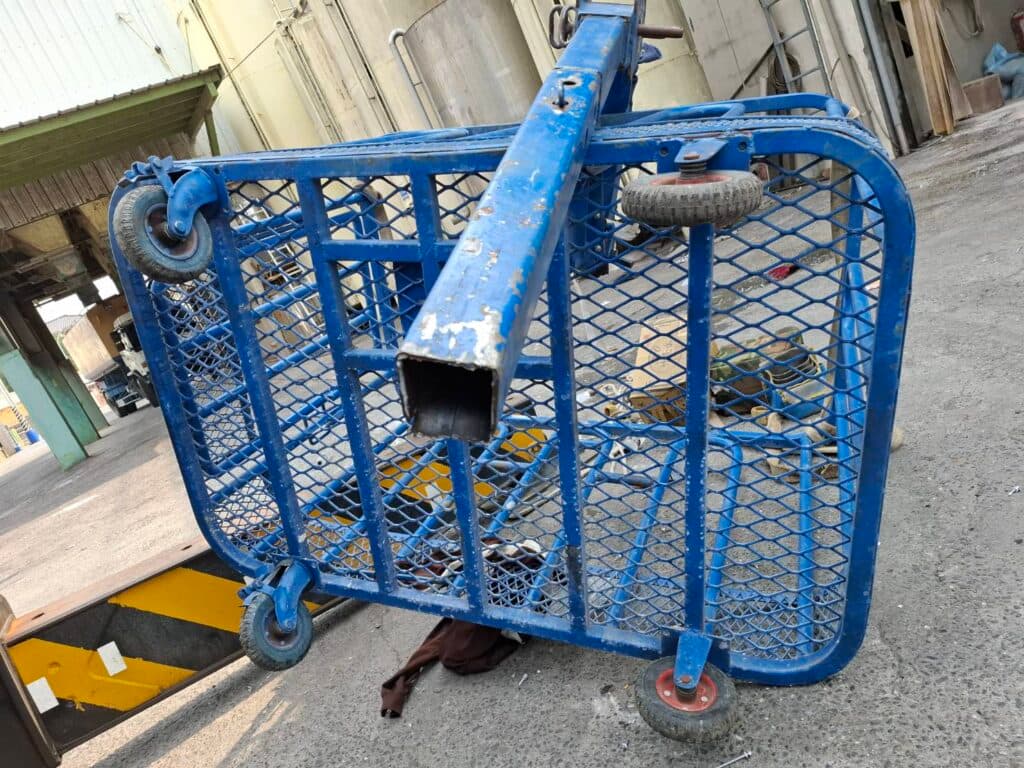 吊籃疑似超載才斷裂墜地。（翻攝記者爆料網）