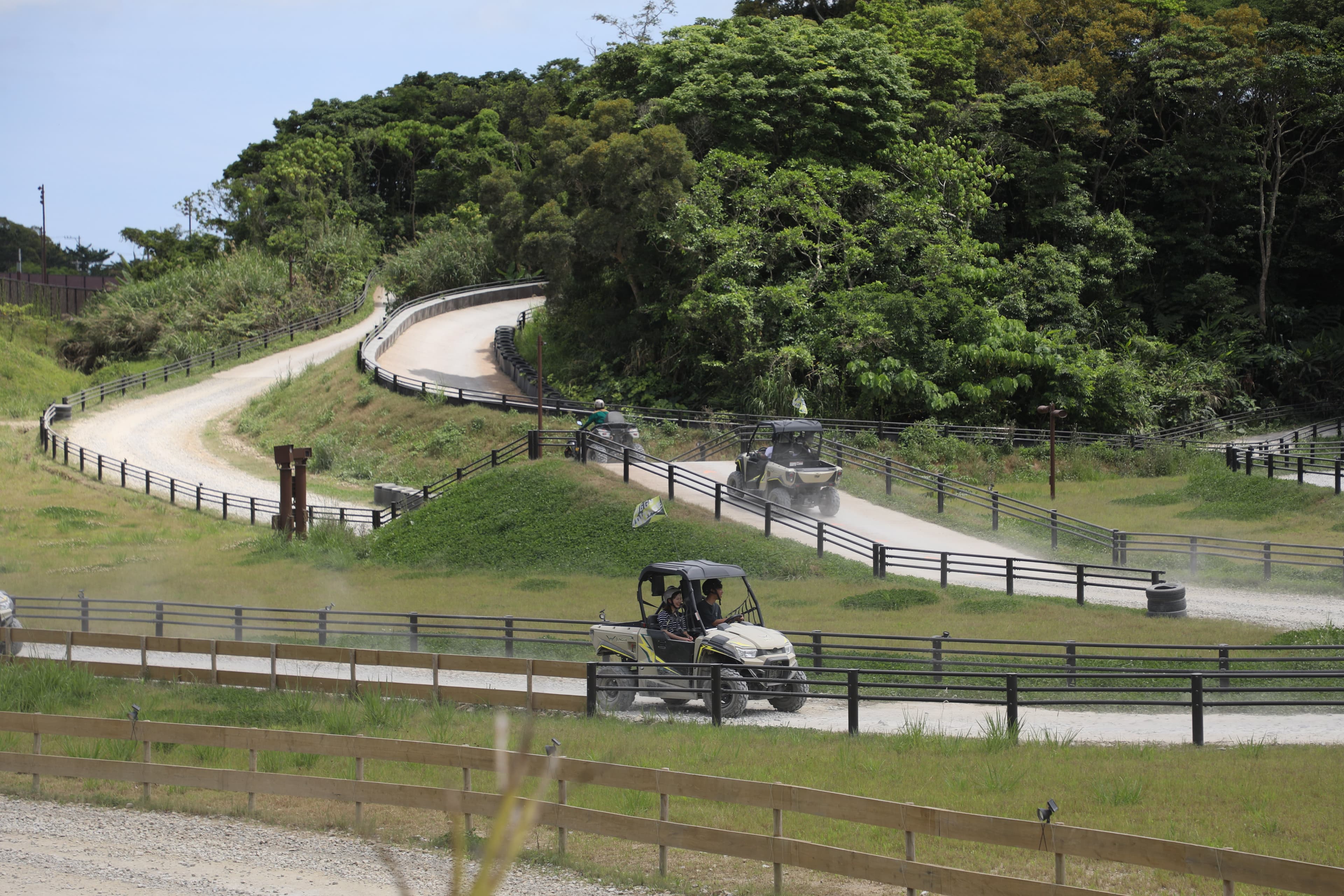 「BUGGY VOLTAGE: Adrenaline Challenge Course」讓遊客騎上全地形越野車，體驗飆沙刺激。