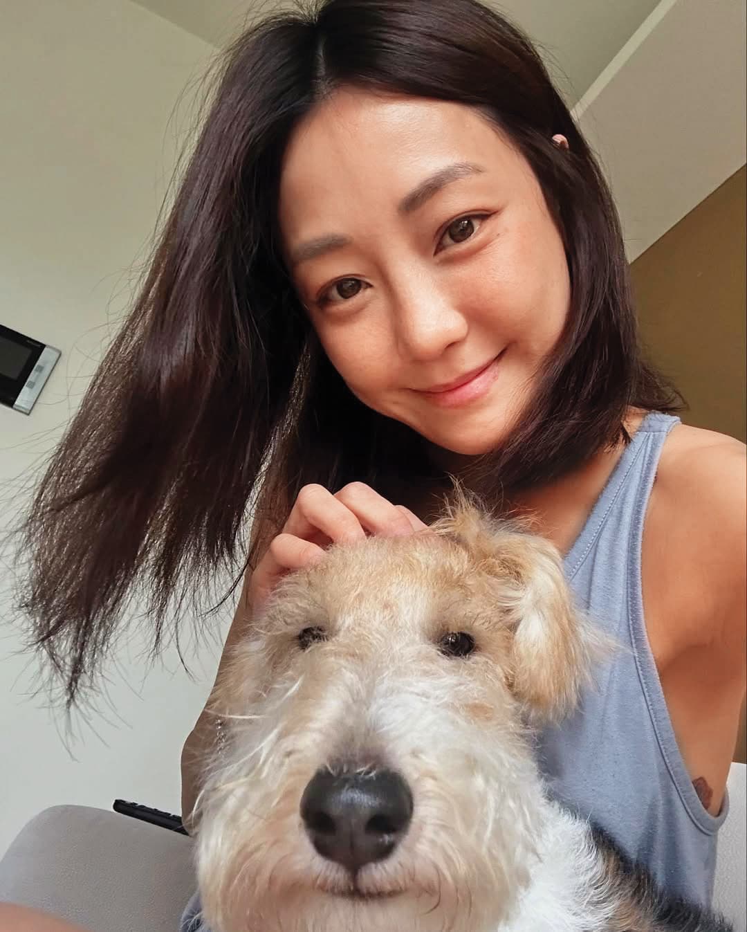 謝欣穎今年初孤身為愛犬Cooper慶生，而這隻狗狗是王柏傑過去送她的生日禮物。（翻攝自謝欣穎IG）