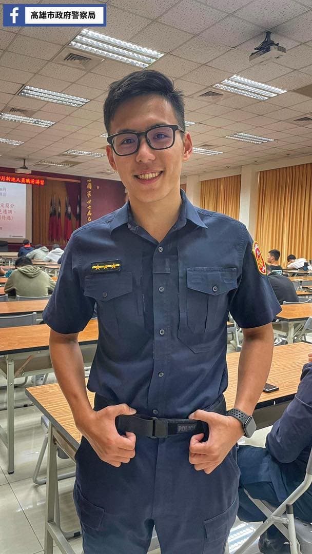 苓雅分局黑框眼鏡帥警蔣宏興，6年警察資歷，今年調回家鄉高雄服務，因為一張制服帥照引發網友關注。（翻攝自高雄市警察局臉書）