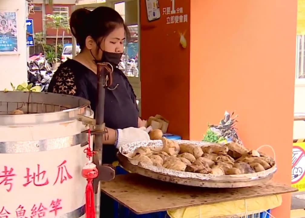 吳媽媽在台北市忠孝東路3段家樂福門口賣烤地瓜以撫養2名孩子，但因照顧生病的次子，目前生意只能暫停。（吳媽媽提供）