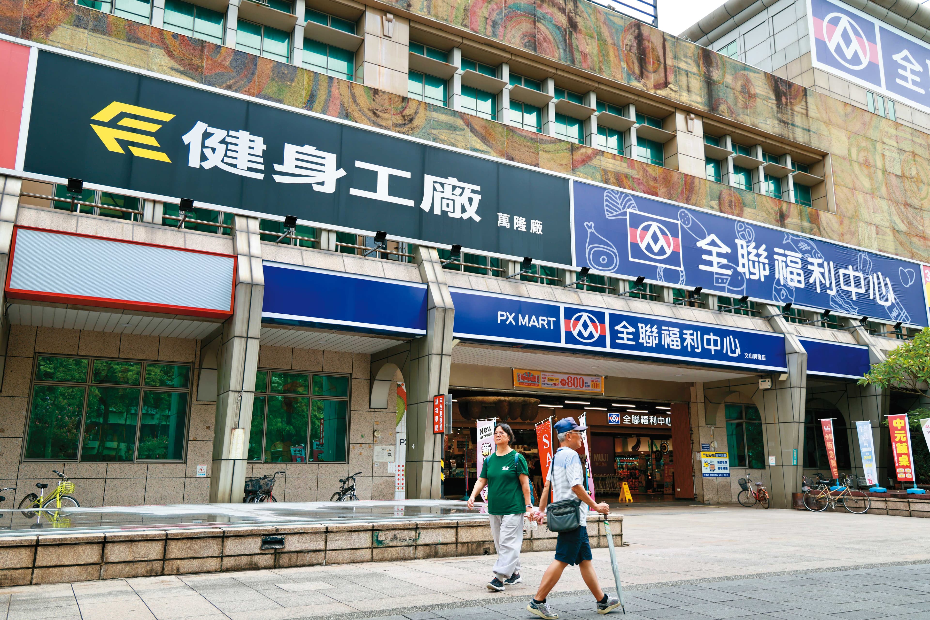 目前全台健身工廠約有7、8個據點採取「整棟租下、上層健身房、下層全聯」複合店型。健身完剛好可以去買菜。