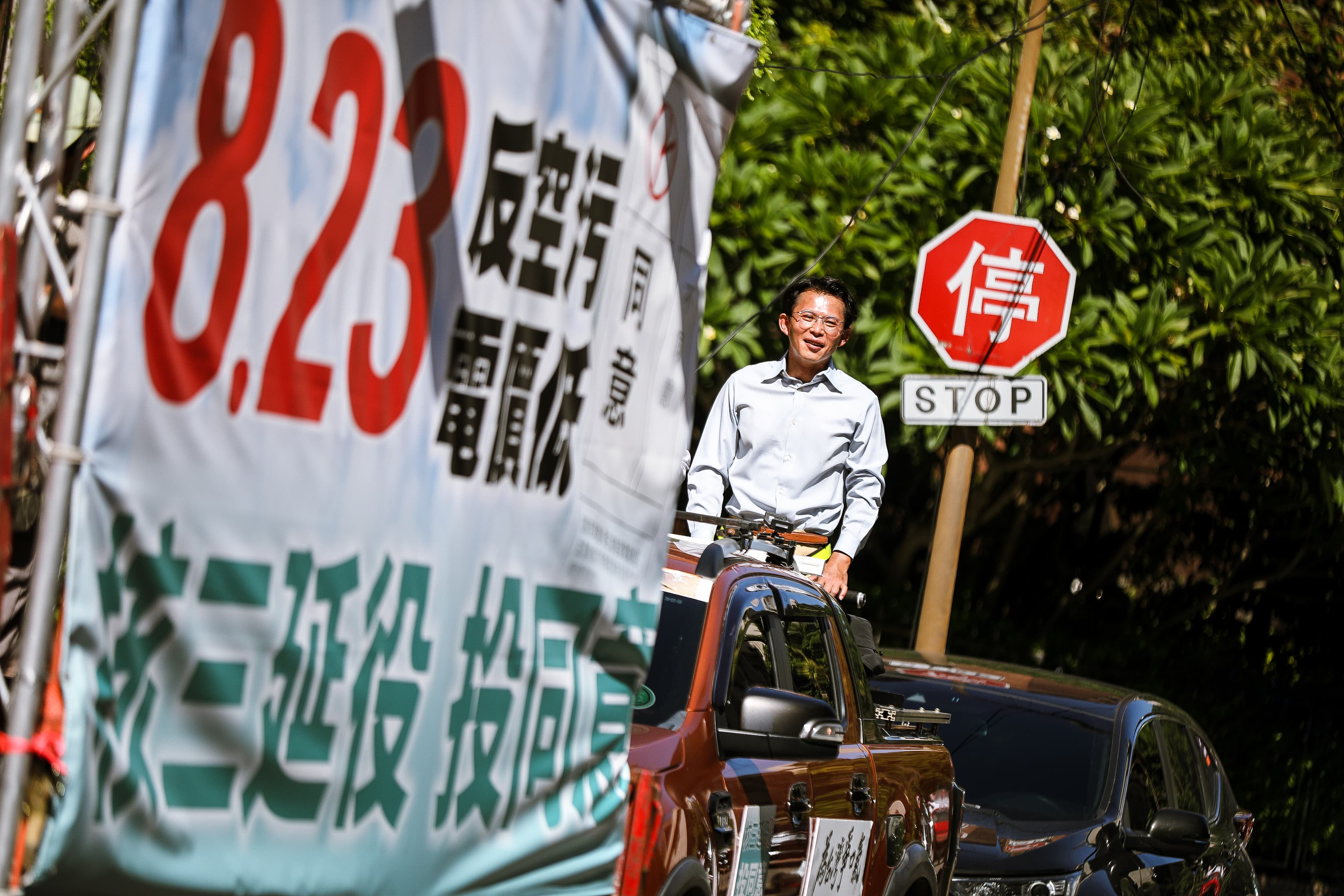黃國昌今日在台北內湖進行重啟核三公投車掃前，爆料接獲澎科大學生投訴，稱投票通知單全被壓在軍訓教官，沒有主動發給學生。（鏡報鄒保祥）