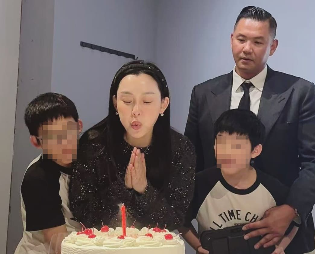 黑人（右一）、范瑋琪（左二）夫妻育有飛飛、翔翔2子，一家四口情感緊密。（翻攝自范瑋琪IG）