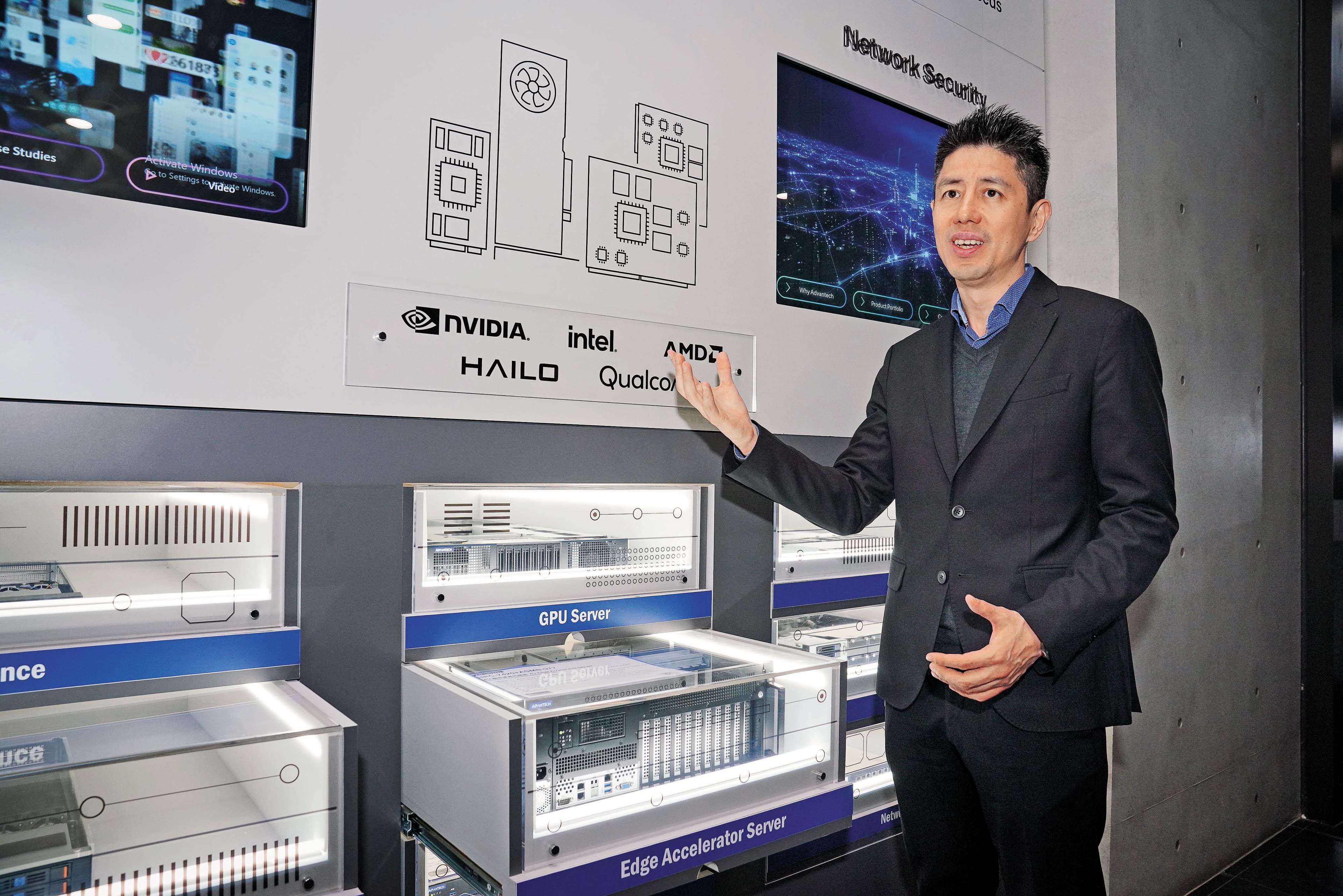 工業電腦龍頭研華率先在自家產線導入3項生成式邊緣AI專案，為工廠自動化帶來新突破。圖為研華邊緣伺服器事業副總鮑志偉。