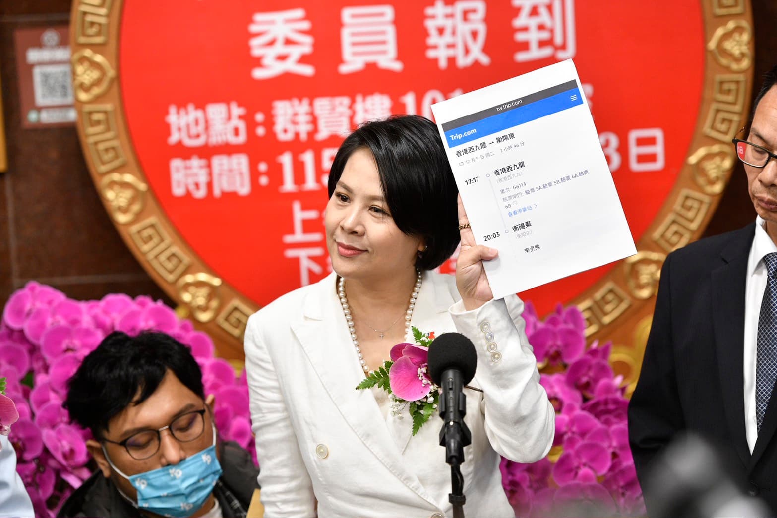 李貞秀拿出機票，強調自己曾赴中國放棄國籍遭拒。（鏡報李智為）