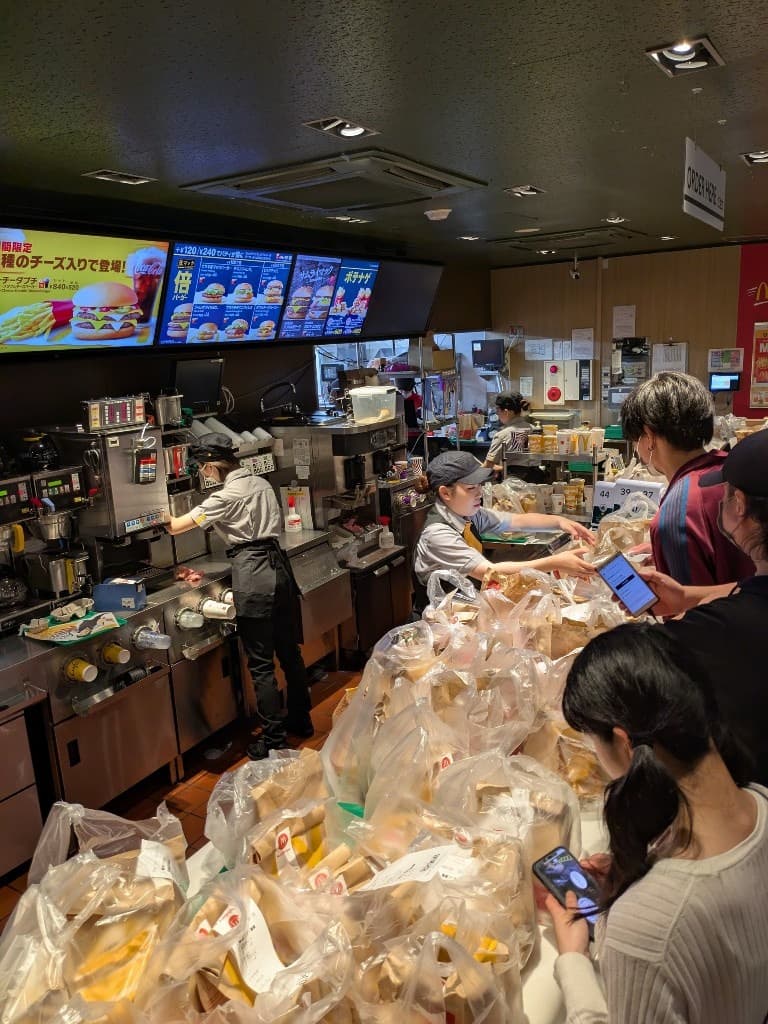 有顧客只為玩具前來，拿走玩具後將餐點棄置，引發浪費食物問題。（翻攝自X）