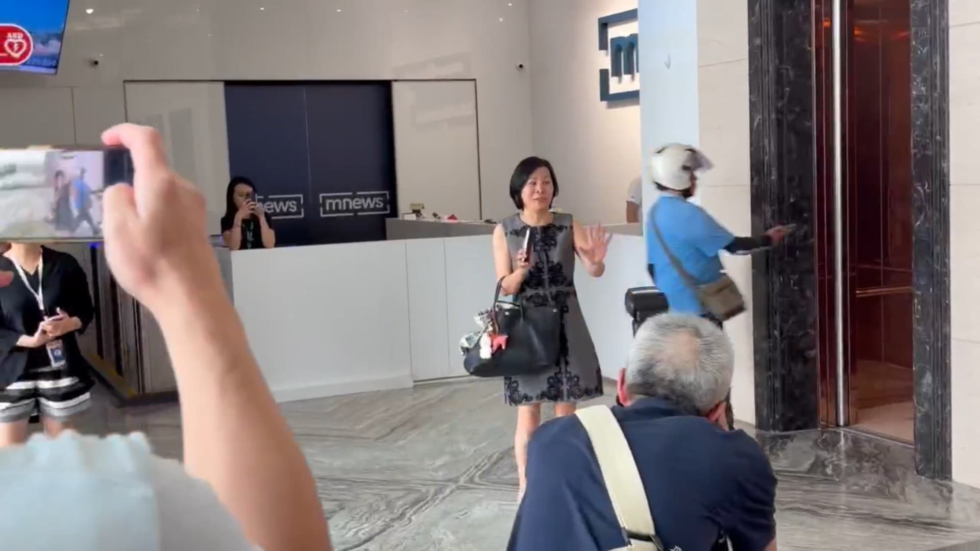 面對記者詢問，館長批她是背骨仔等問題，李貞秀趕時間未回應。