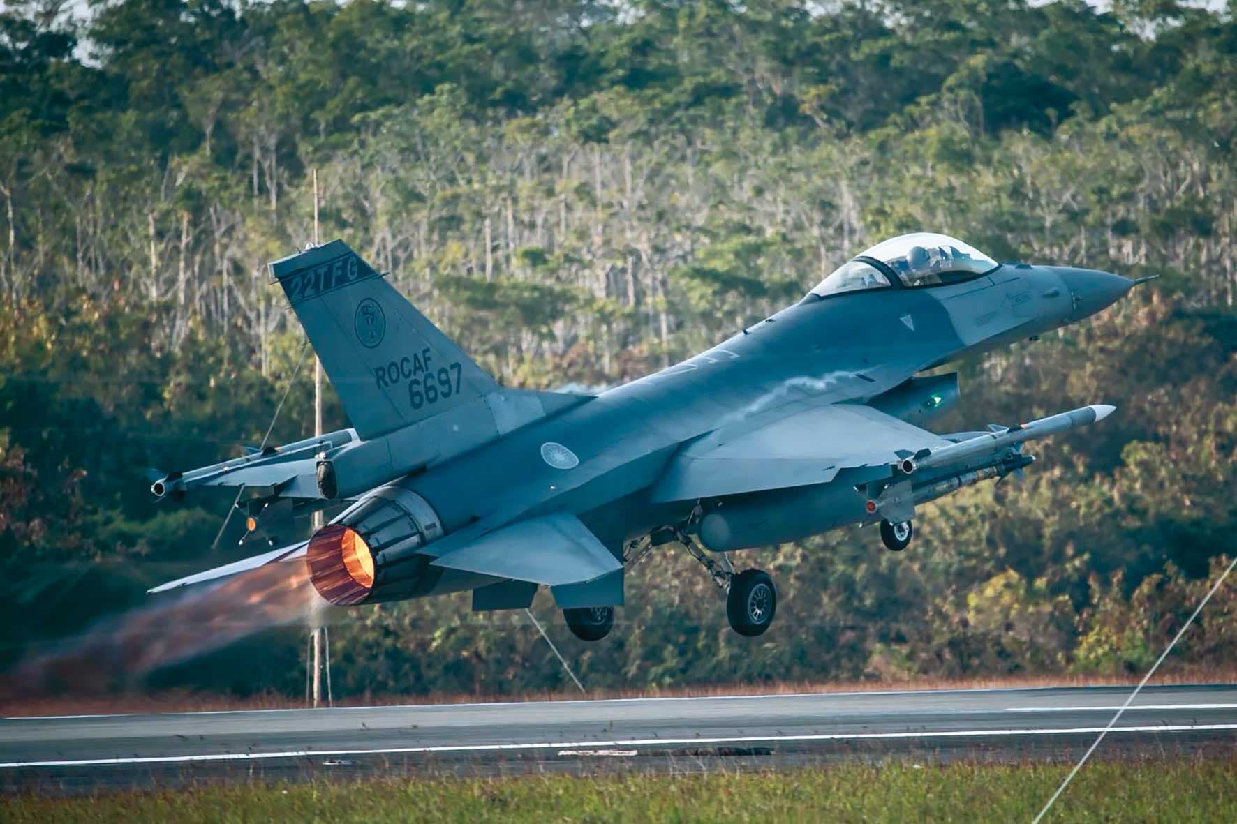 嘉義水上機場駐紮空軍第4聯隊，由F-16負責堅守台海安全，軍方添置AI系統輔助水上投彈演練監控。（翻攝中華民國空軍臉書）