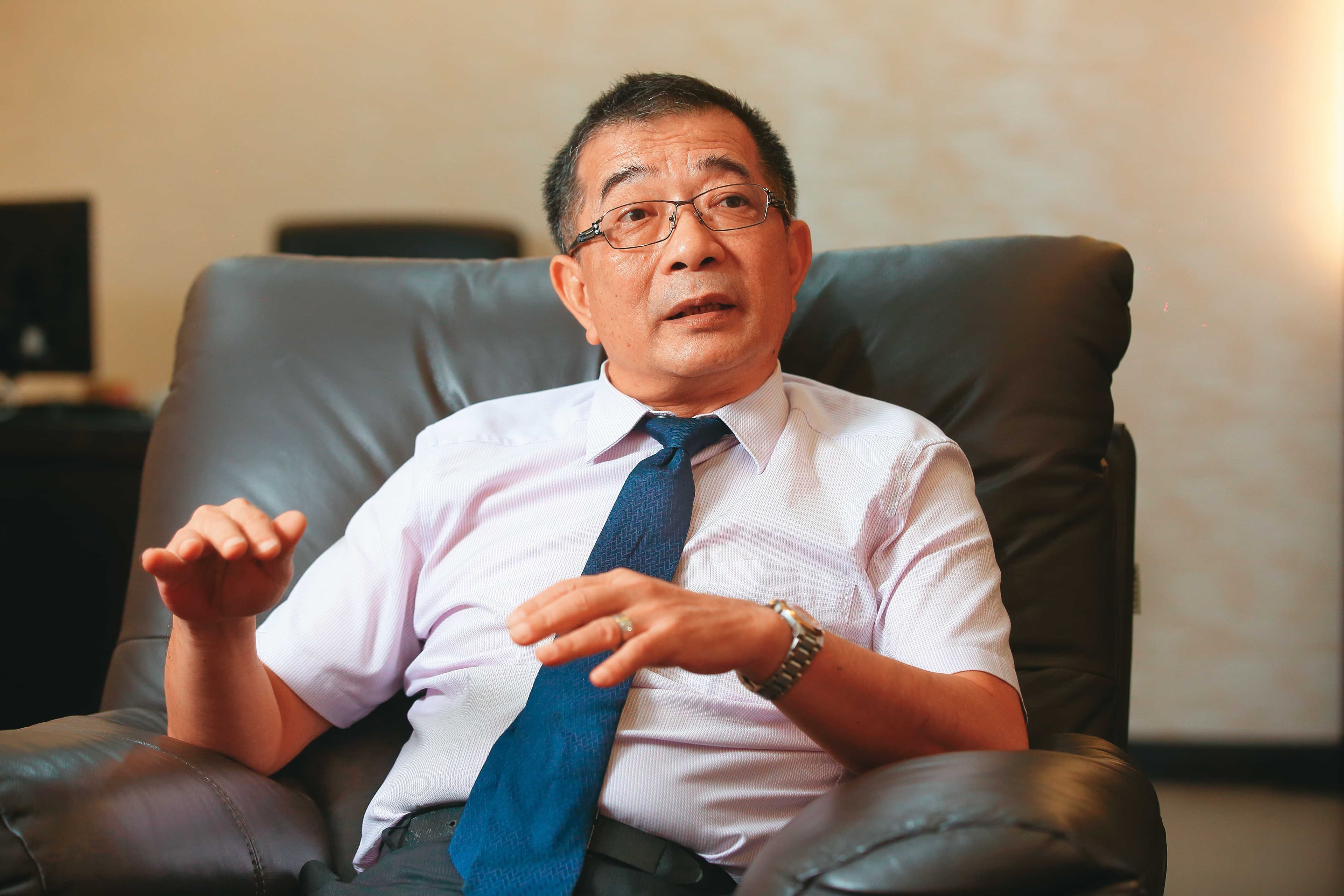 牙材廠老董鄭鴻君（圖）花32萬元找槍手代寫論文，取得博士學位。