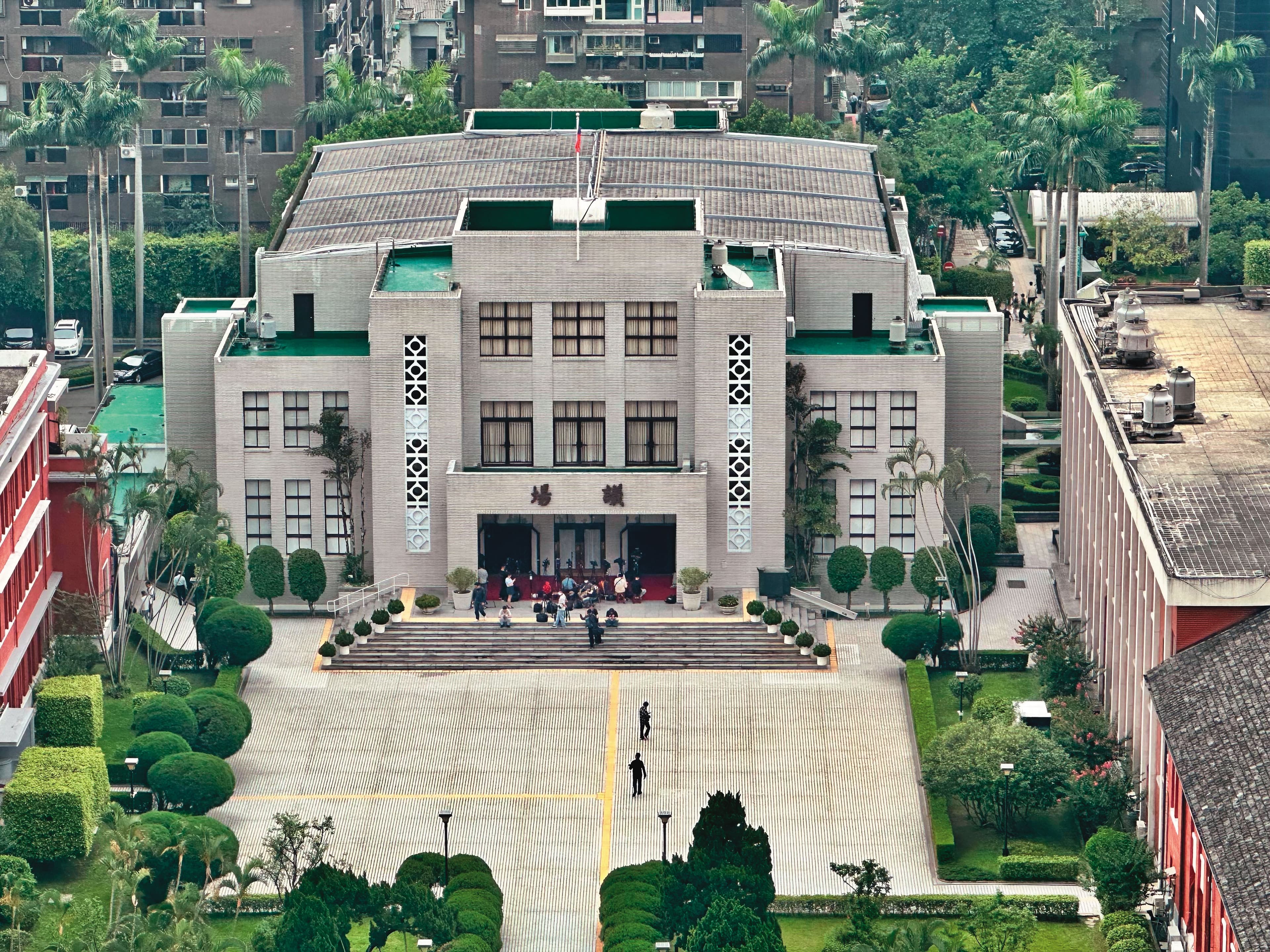立法院法制局研究報告指出，針對官員反質詢或實問虛答，採質詢制度的國家「尚未明文規定課以其法律上責任」。
