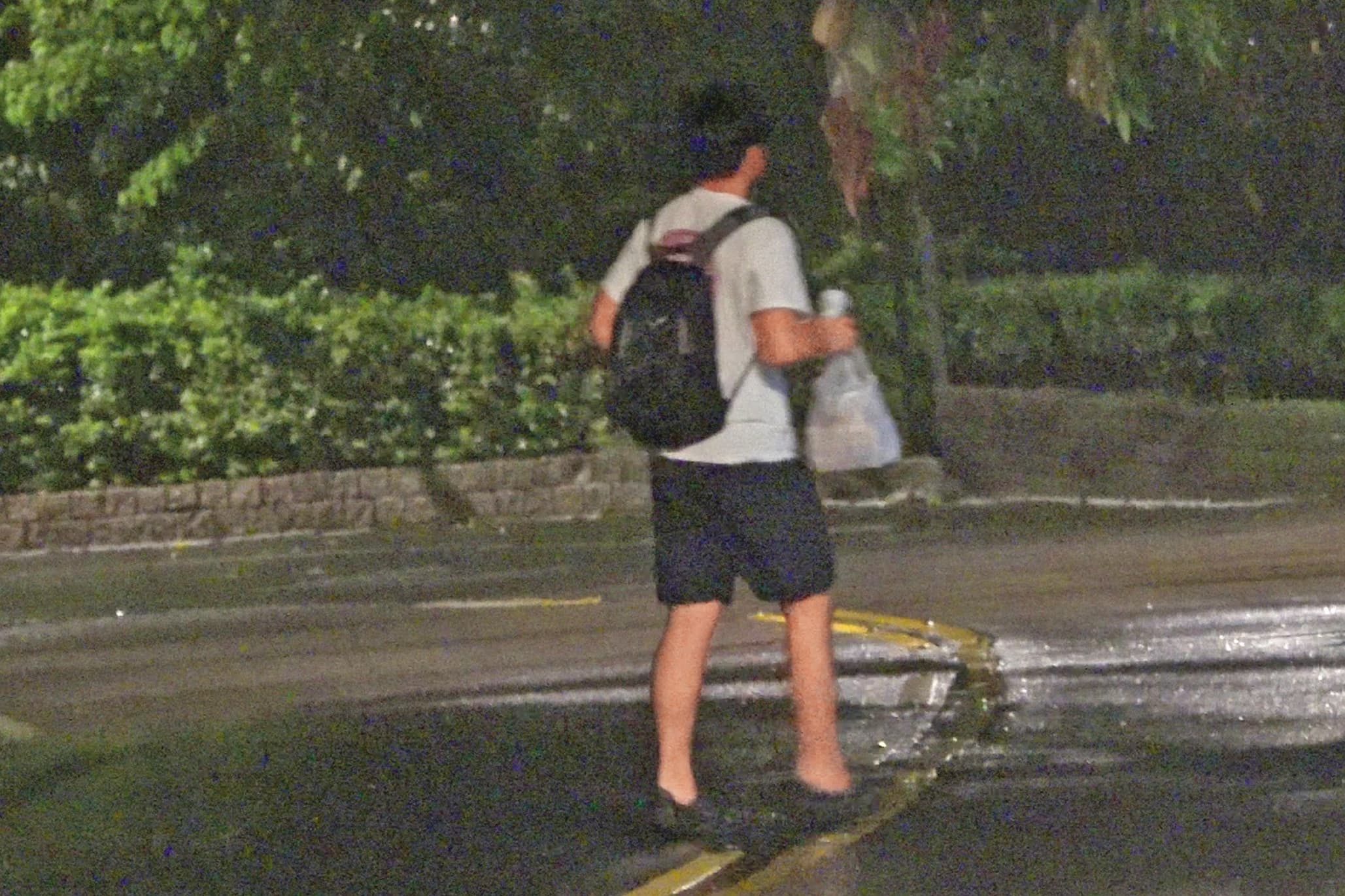 19：30 似乎忘了拿東西，蘇韋華再度回到李芷瑤的車上，然後兩人前後回家。