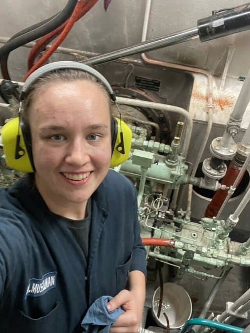 27歲的瑪麗琳穆塞爾曼在 SpaceX 擔任回收船工程官，將10%薪水投入公司股票，有望在掛牌後晉升億萬富豪。（翻攝X@muskonomy）