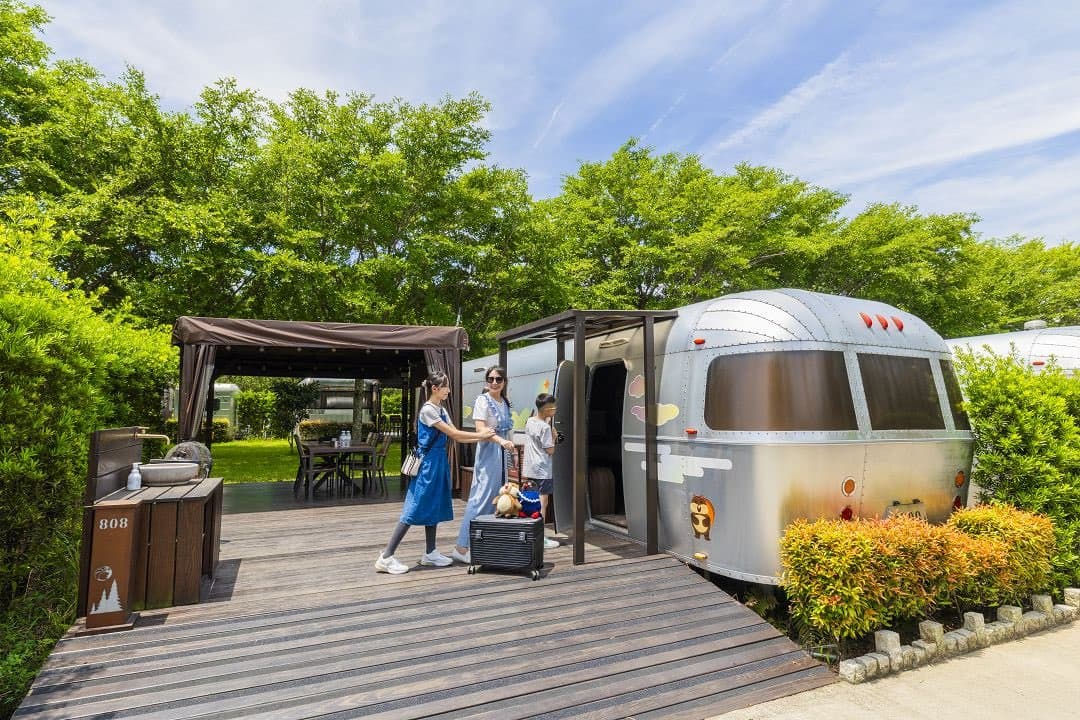 天成逸旅朋趣豪華露營 「雲端號平日雙人體驗券」，平日雙人一泊四食7,299元。（天成飯店提供）