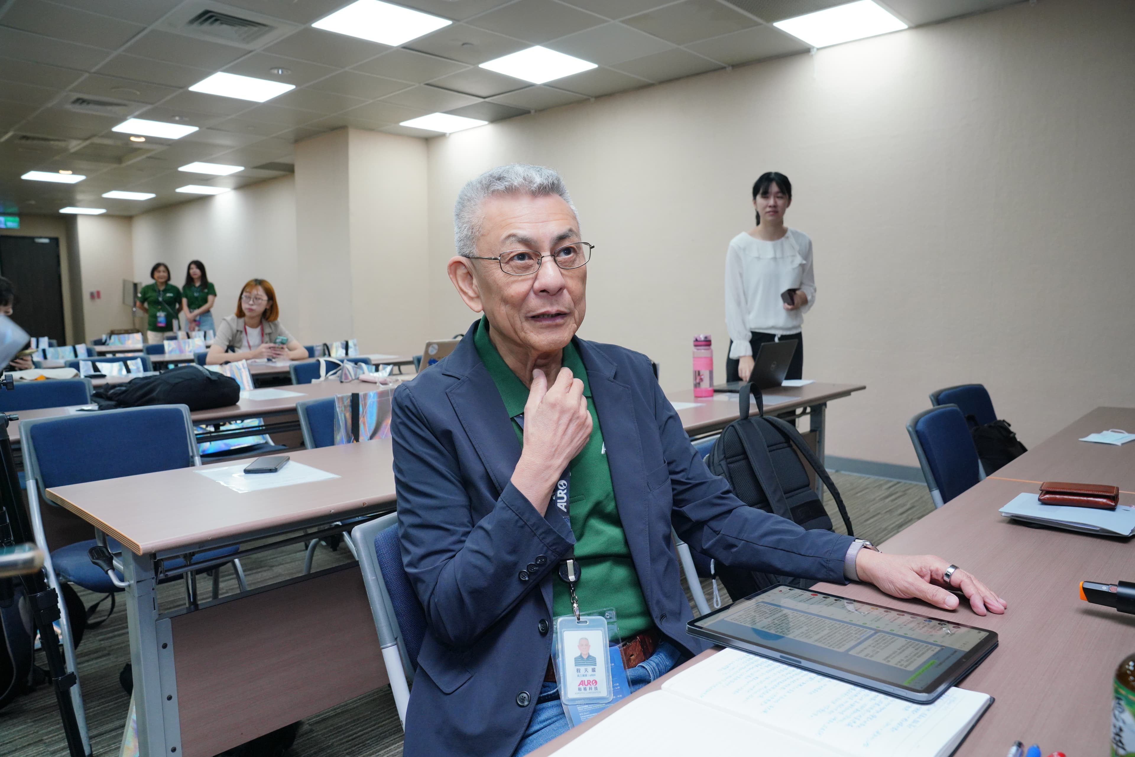和椿董事長程天縱談到科技趨勢變化，更親自拿起筆來逐一解說。